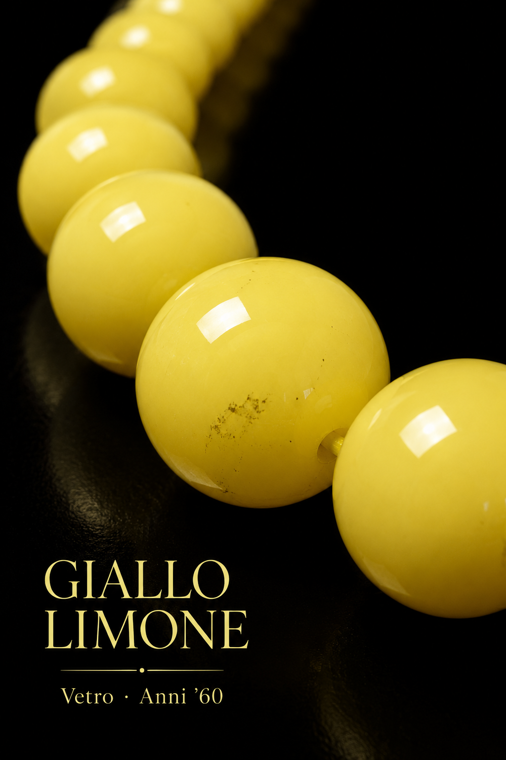 Collana vintage in perle di vetro degradé anni ‘60 giallo limone, con chiusura a barilotto