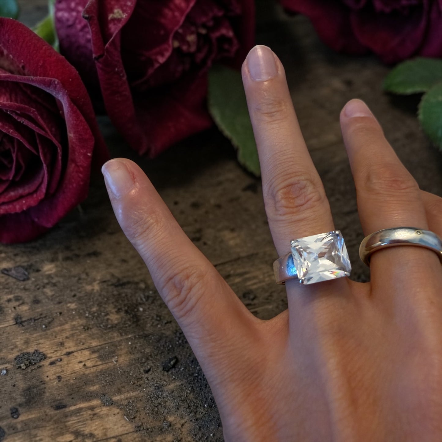Anello argento 925 con castone e fascione alti e grande zirconia cubica, anni ‘70