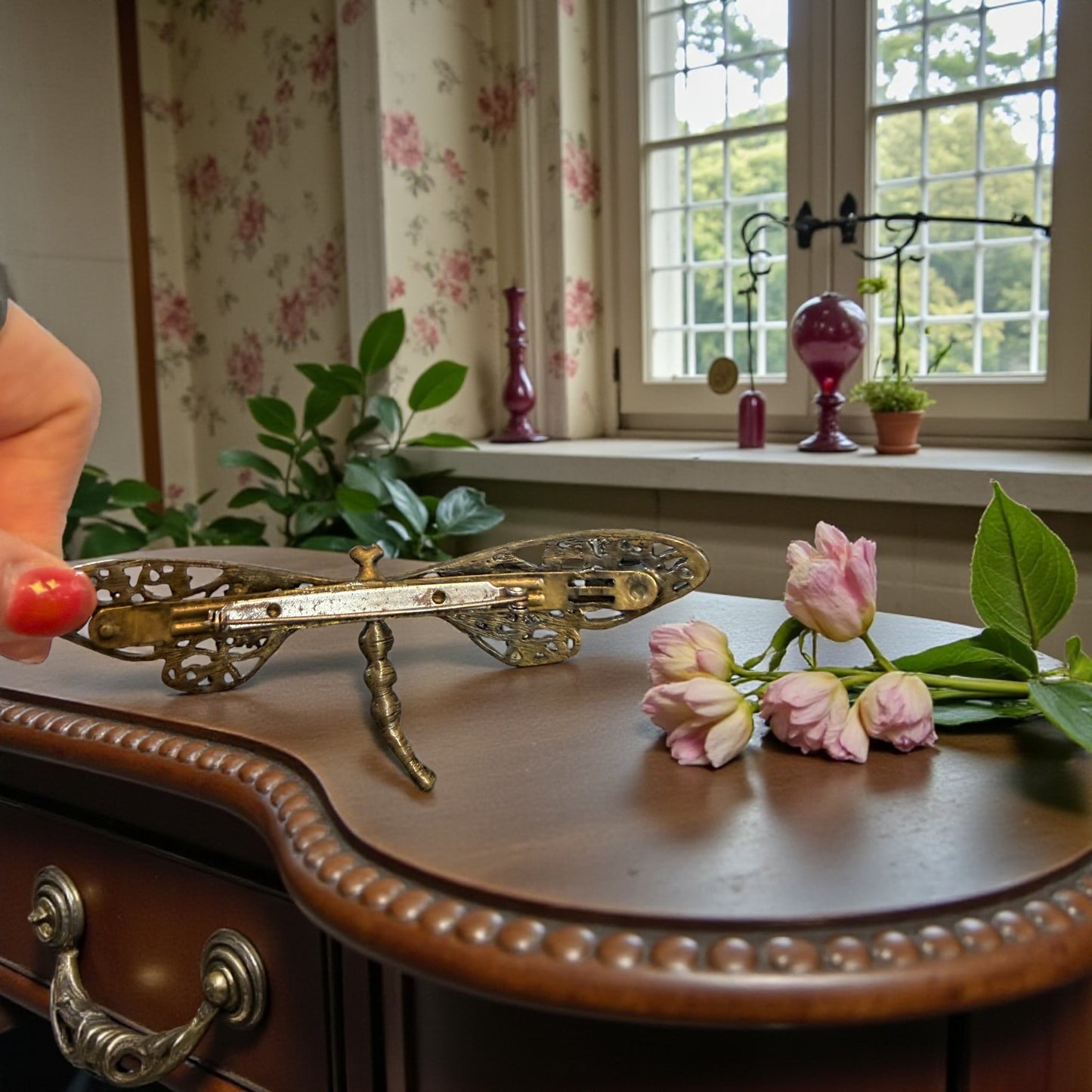 Spilla di generose dimensioni a guisa di libellula con strass color Ambra, Liberty revival ￼