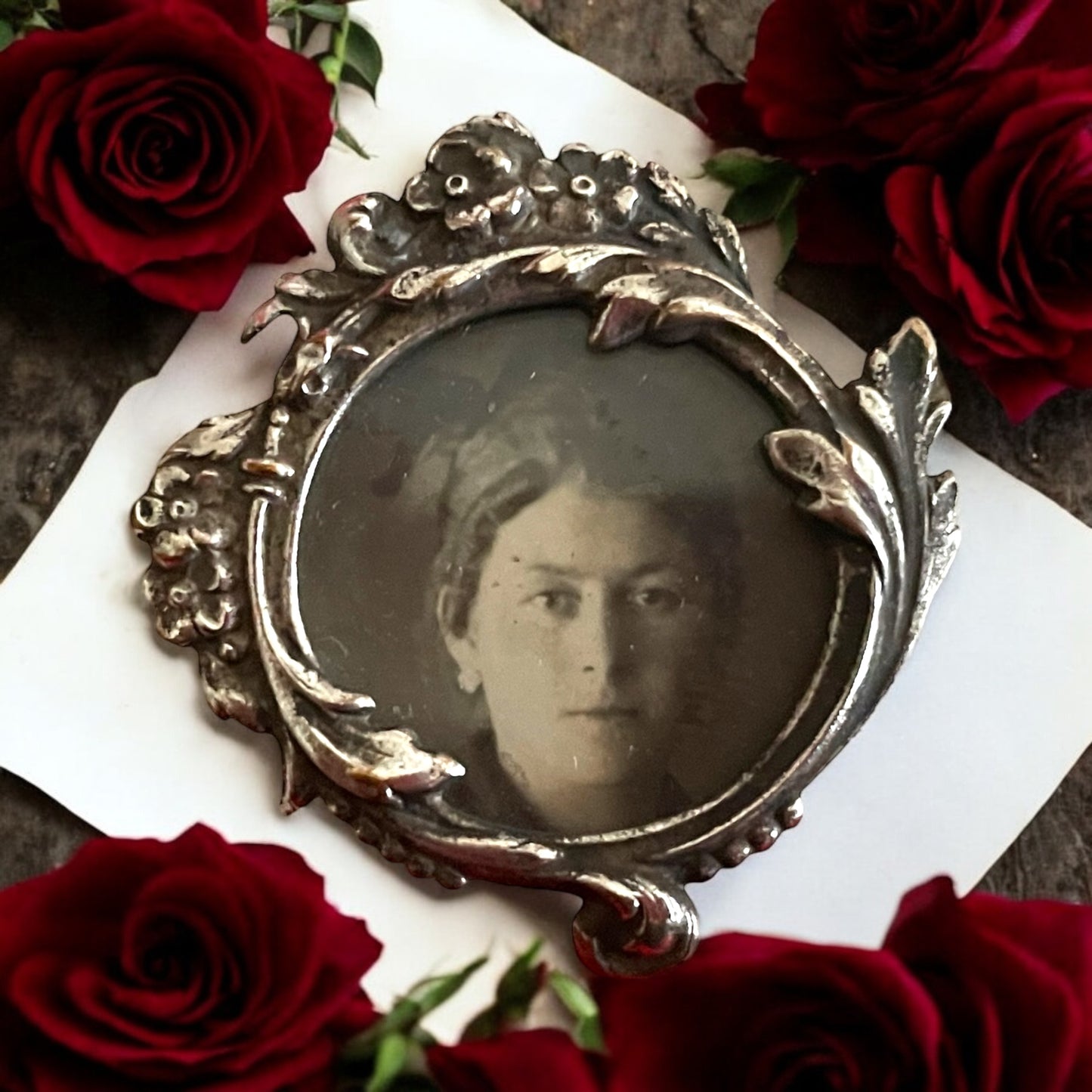 N. 8 antiche spille 1860-1920 ad memoriam con foto e scrigno