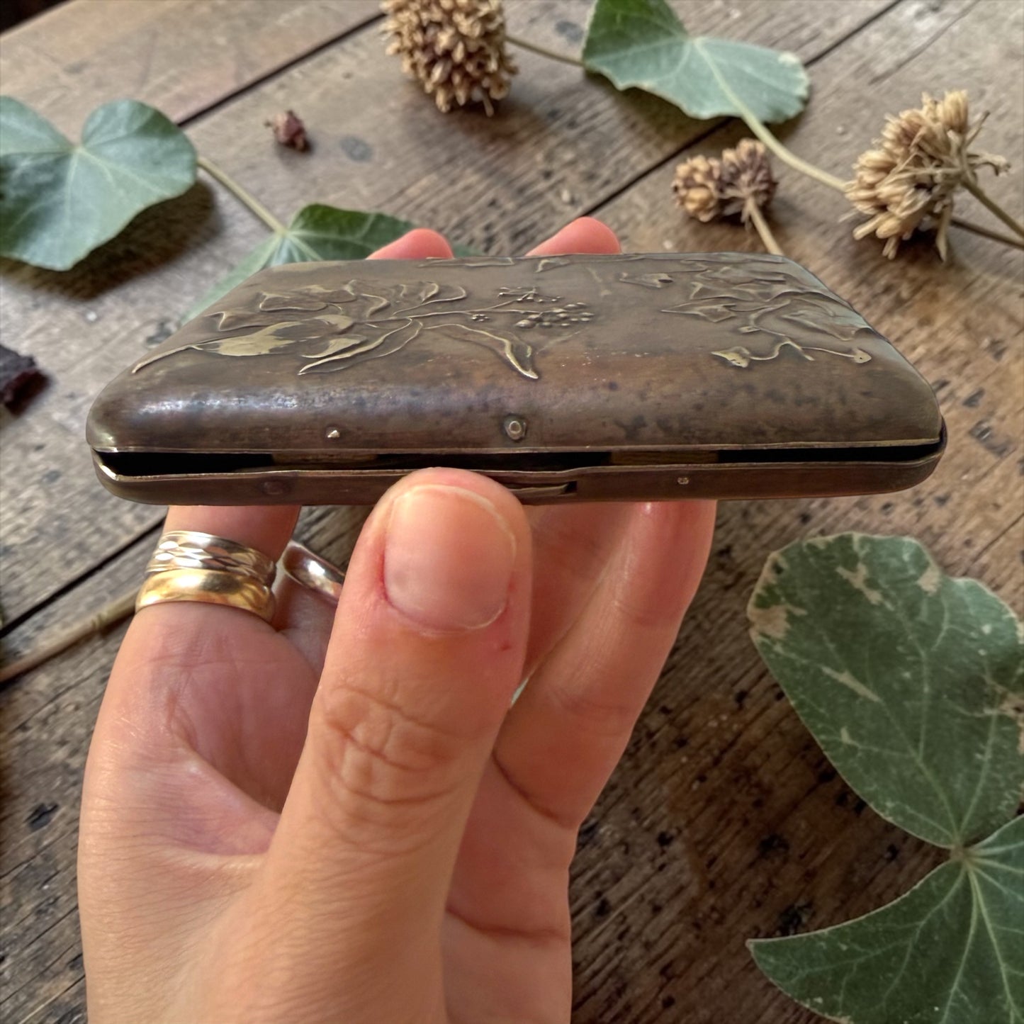 Antico portasigarette Art Nouveau a motivo d’edera con elastici originali d’epoca, fine ‘800 - primo ‘900