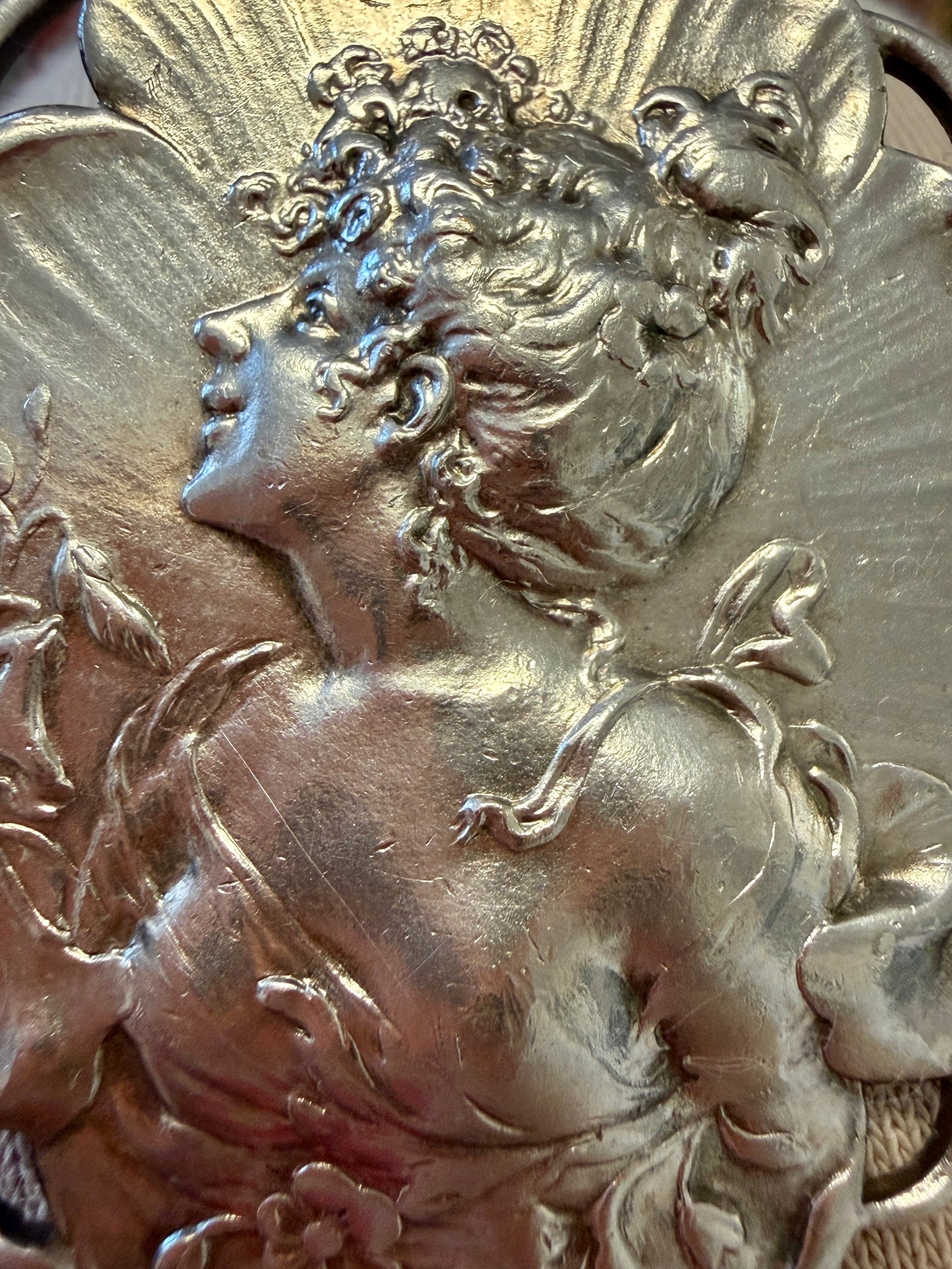 Pendente-spilla Art Nouveau I metà scorso secondo, volto di donna alla Mucha in Viola del pensiero