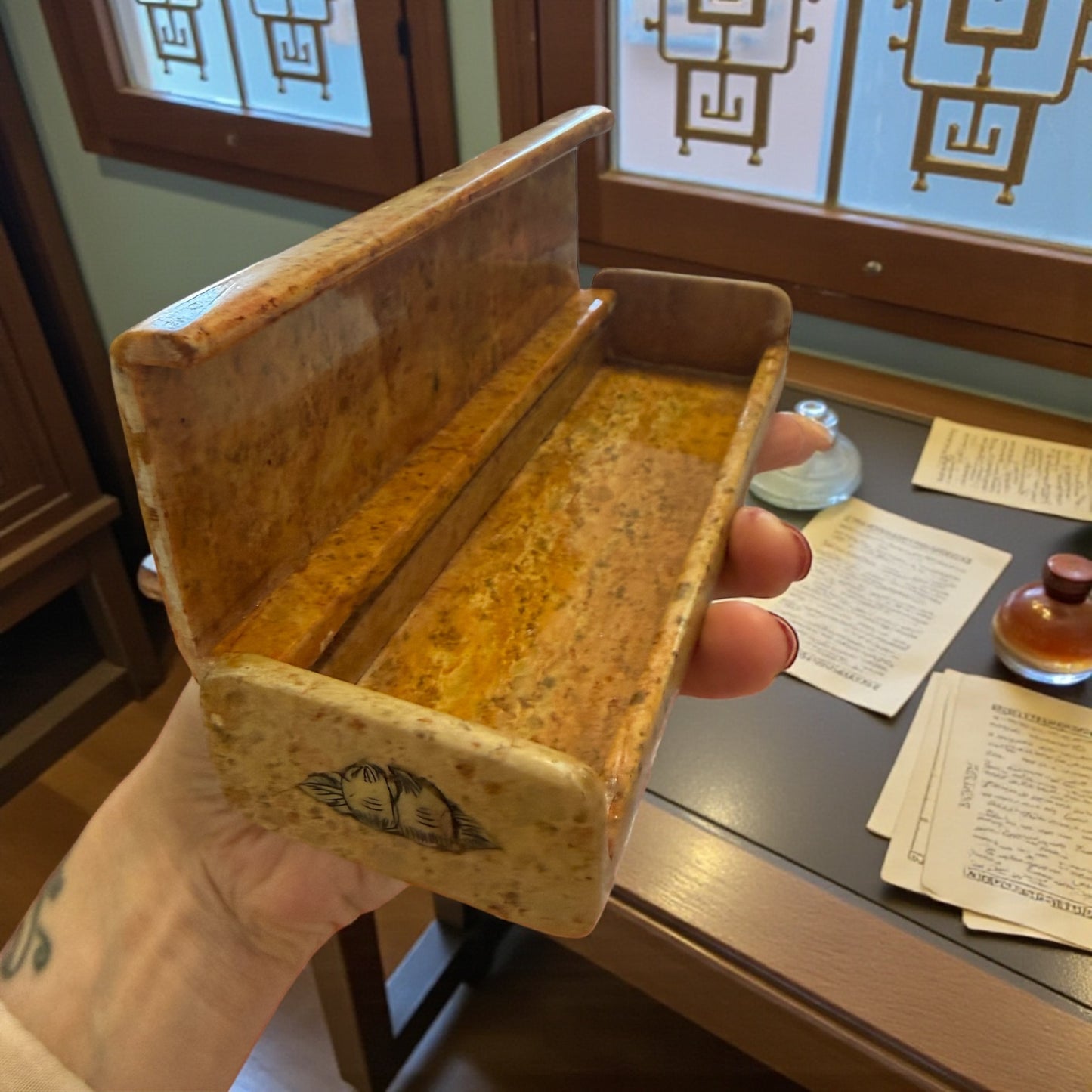 Plumier in pietra (prob. Steatite) decorato con madreperla incisa e pigmentata, anni ‘20-‘40