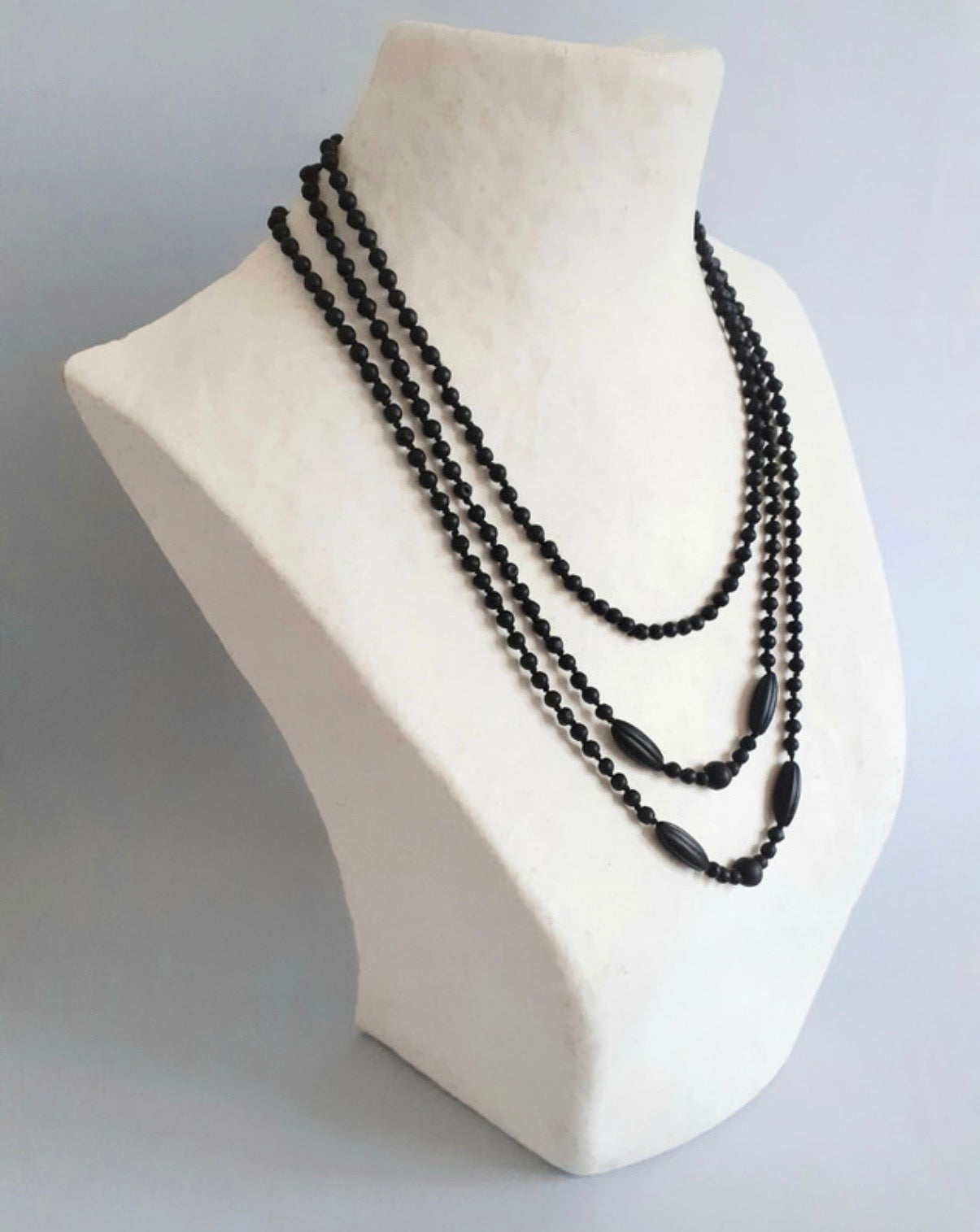 Lunghissima collana da lutto in vulcanite / ebanite primi 900, 150 cm