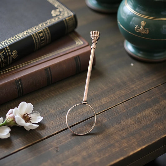 Porta-sigaretta da dito, anello in argento con asta regolabile e zampe leonine, fine ‘800 primo ‘900