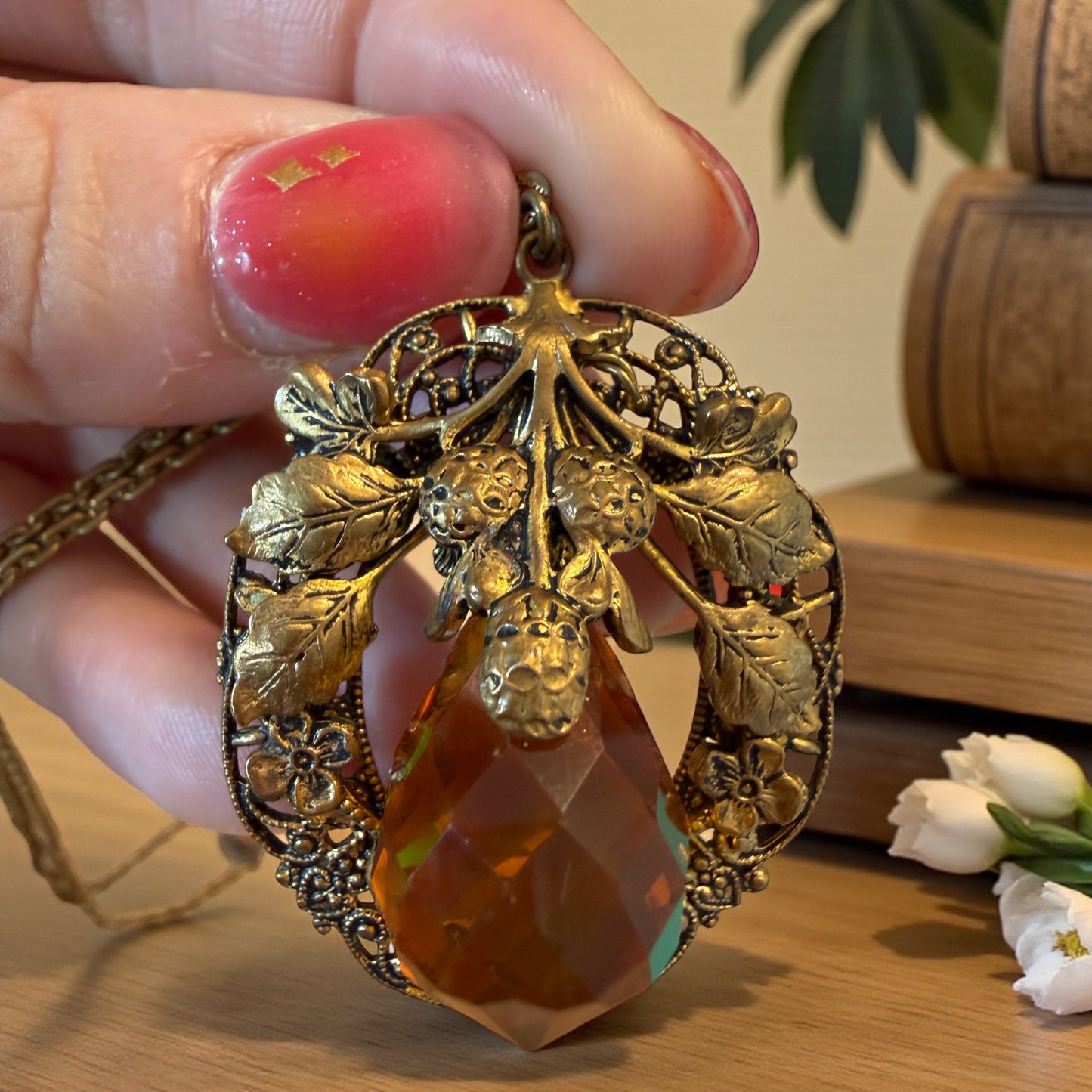 Girocollo liberty d’epoca con chiusura a levetta e splendido pendente fitomorfo con grande vetro sfaccettato color ambra