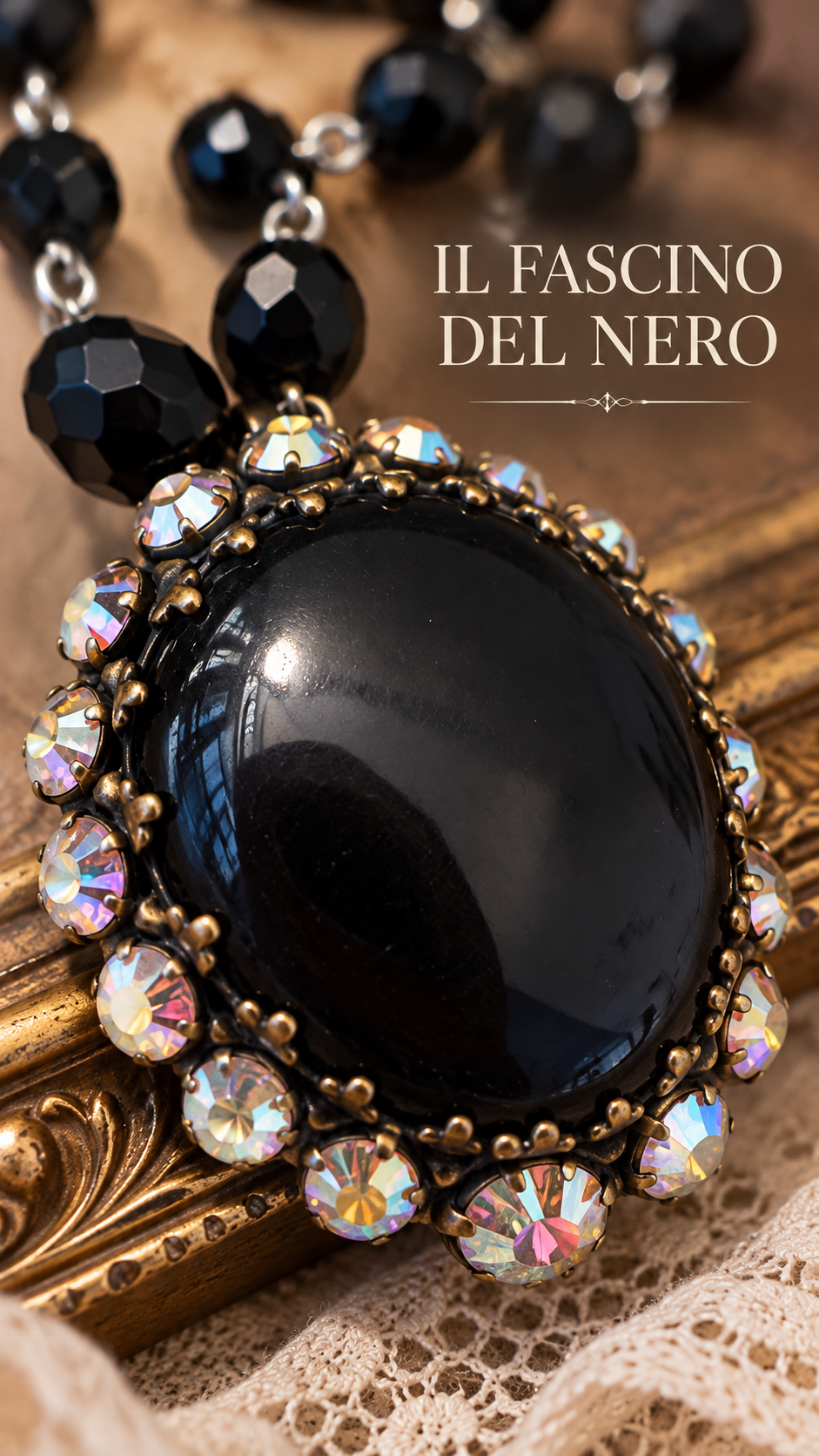 Collana total black in perle di vetro sfaccettato con pendente nero e cornice Aurora Borealis