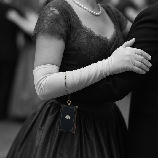 Carnet de bal fine ‘800, con scudo d’argento per iniziali, da chatelaine