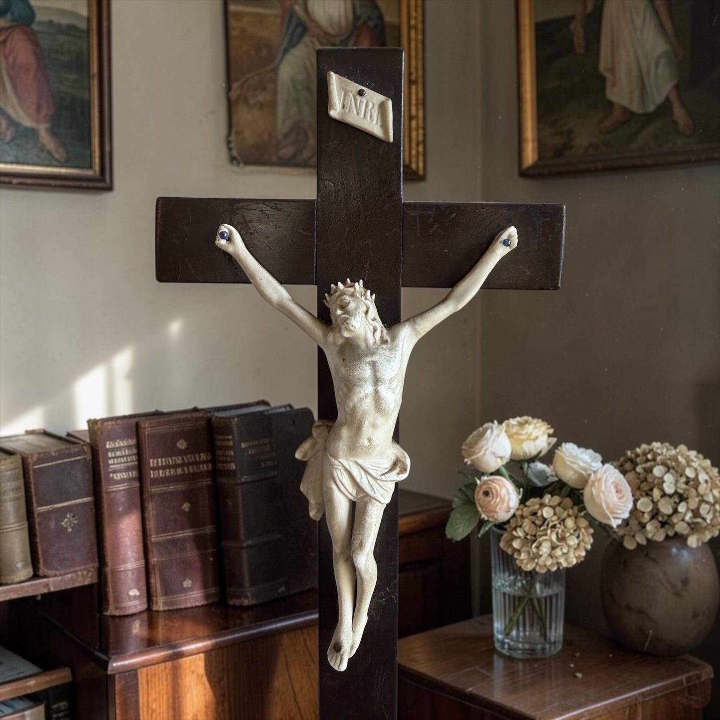 Grande crocifisso con sòcle ligneo e Cristo in biscuit, fine ‘800