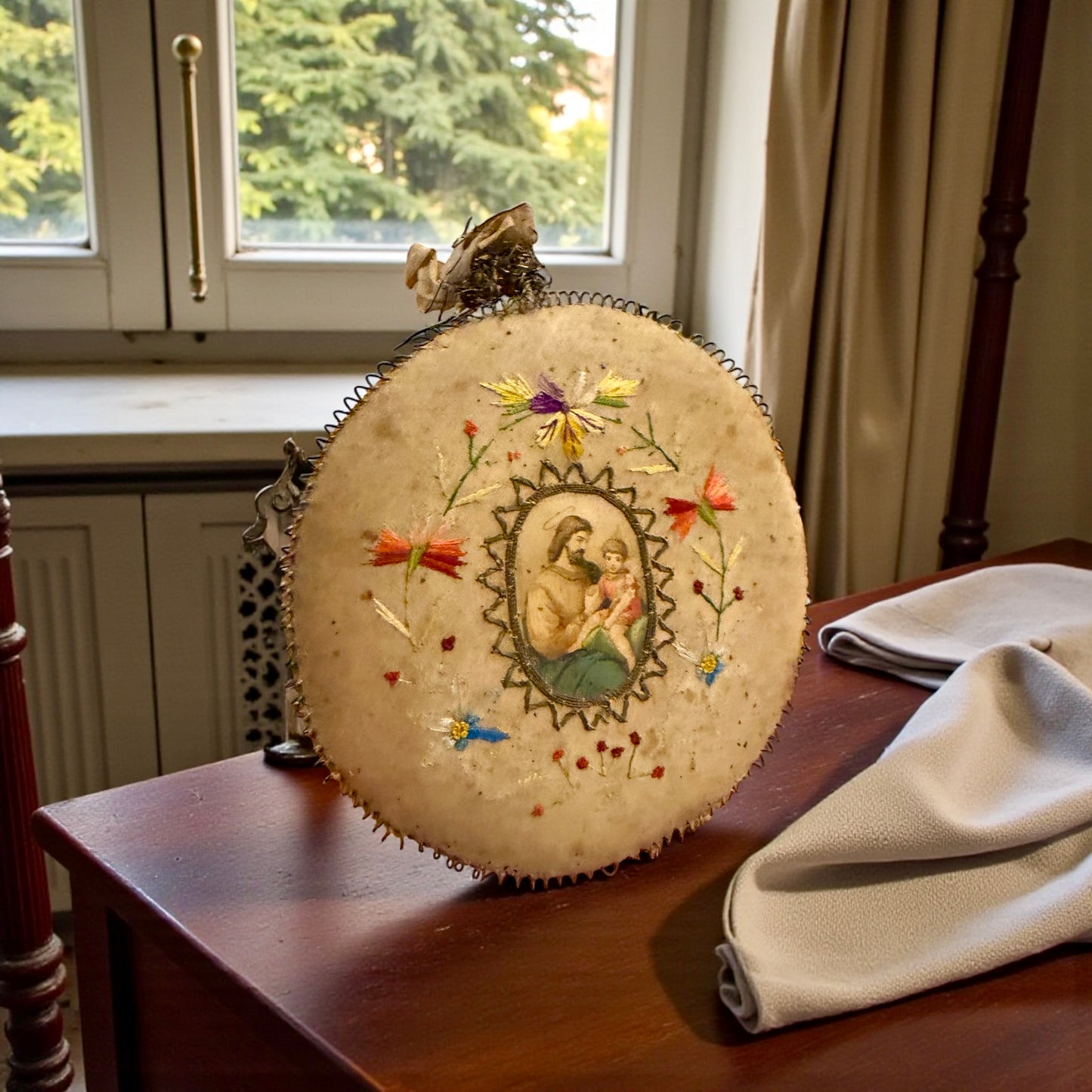 Ricordo funebre devozionale in tessuto ricamato a mano con dedica, fine ‘800