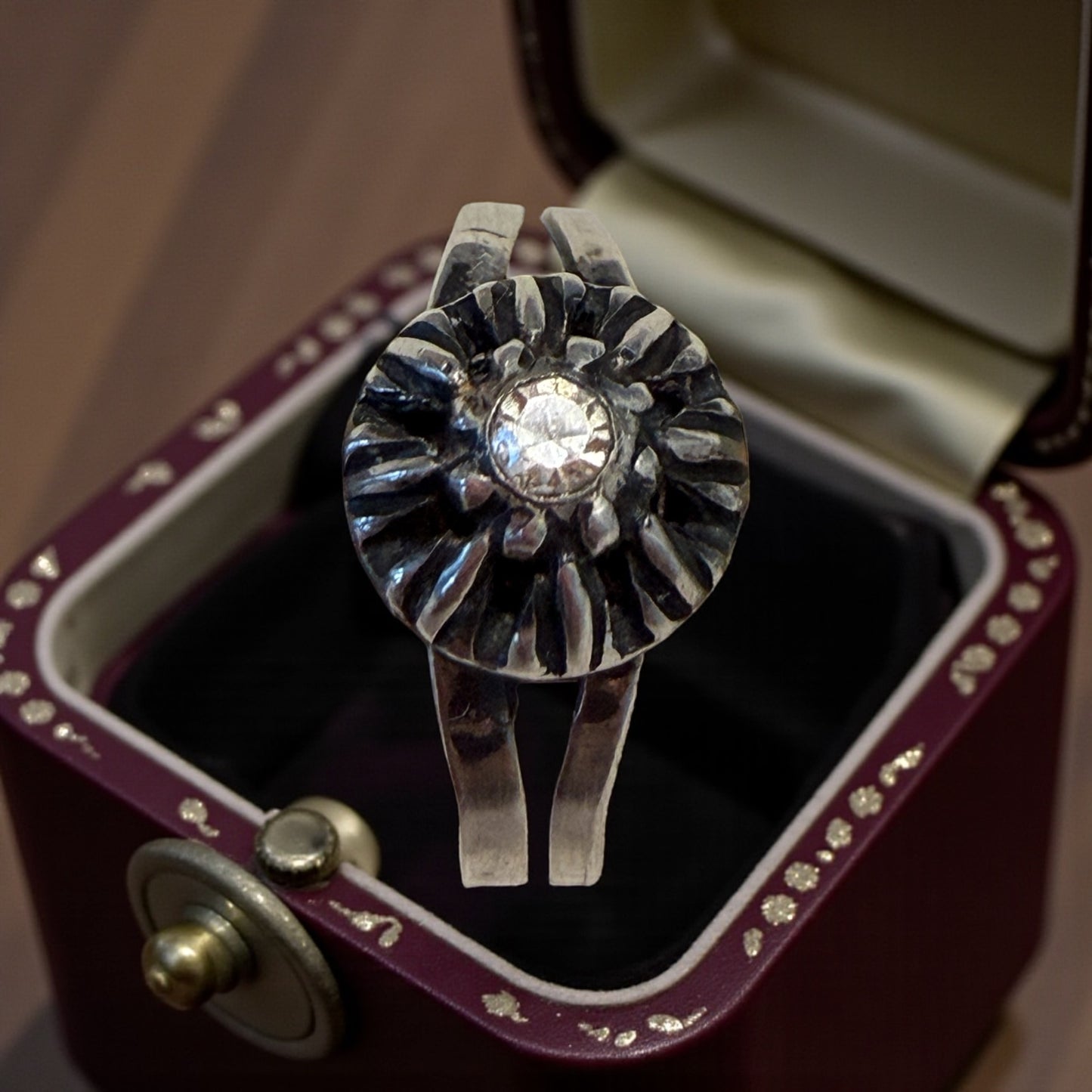 Antico anello di fidanzamento francese in argento ottocento con vetro taglio brillante