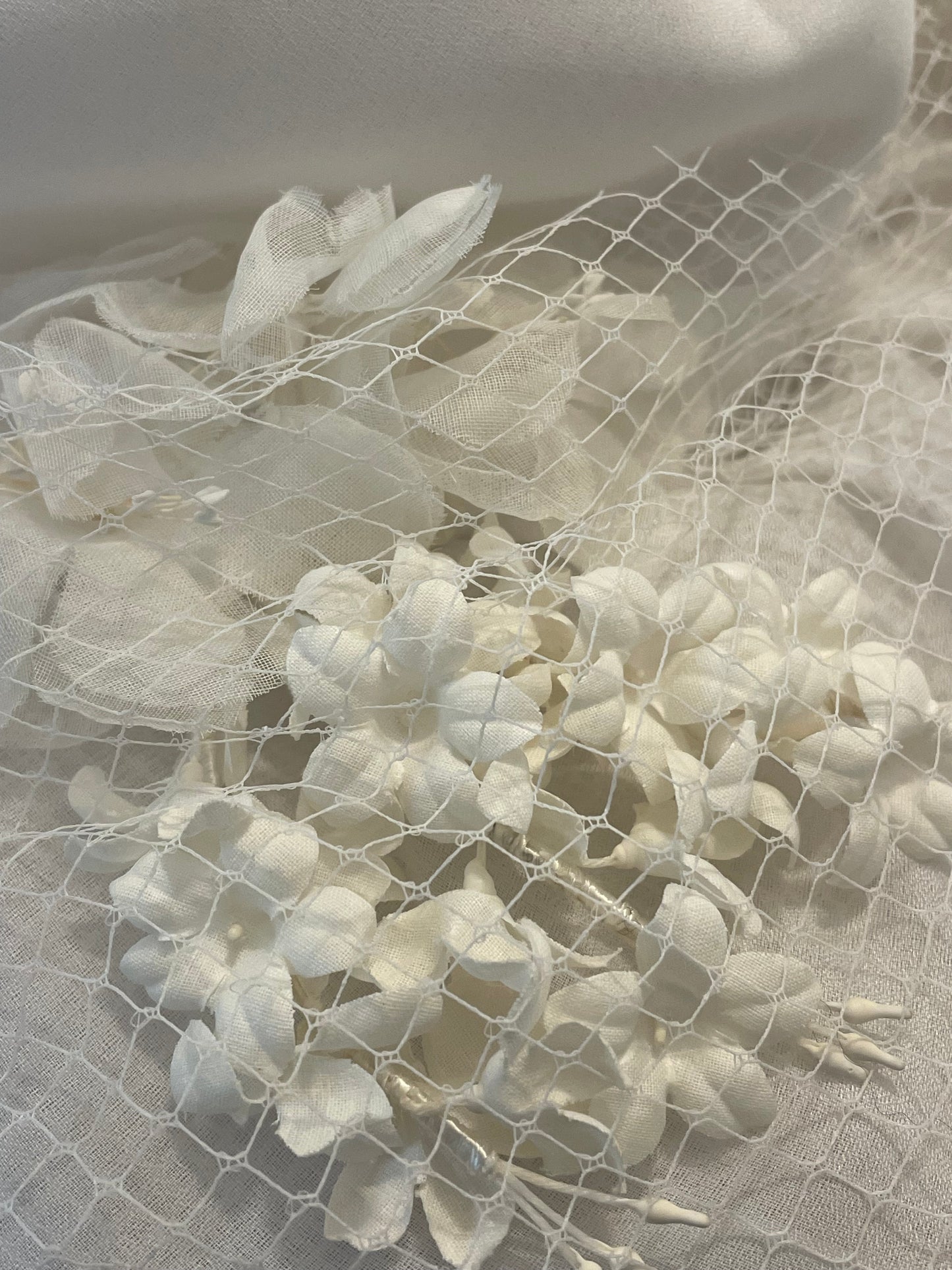 Cappello vintage da sposa sartoriale con fiori in tessuto