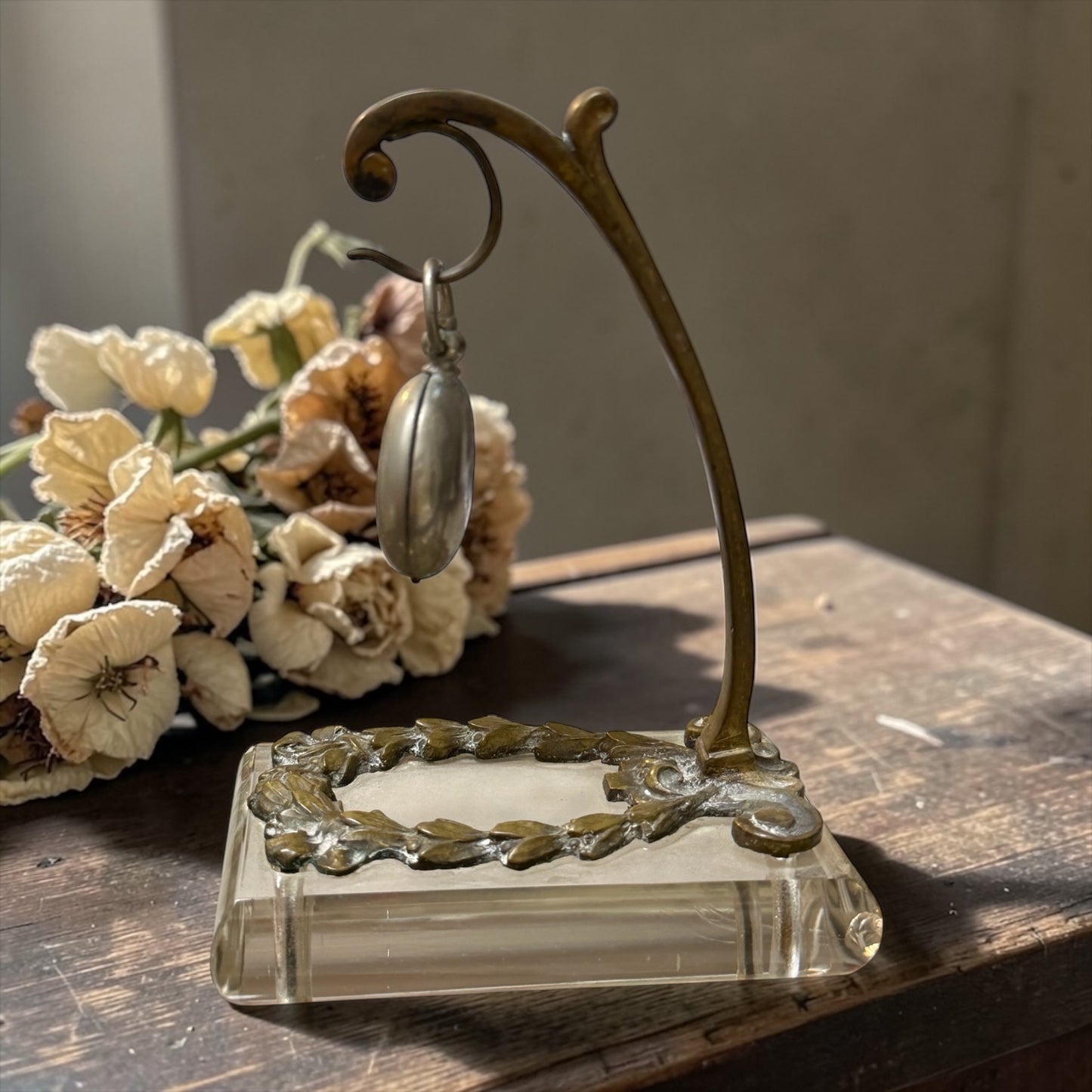 Antico porte-montre, porta orologio liberty in vetro molato e ottone, anni ‘10-‘20