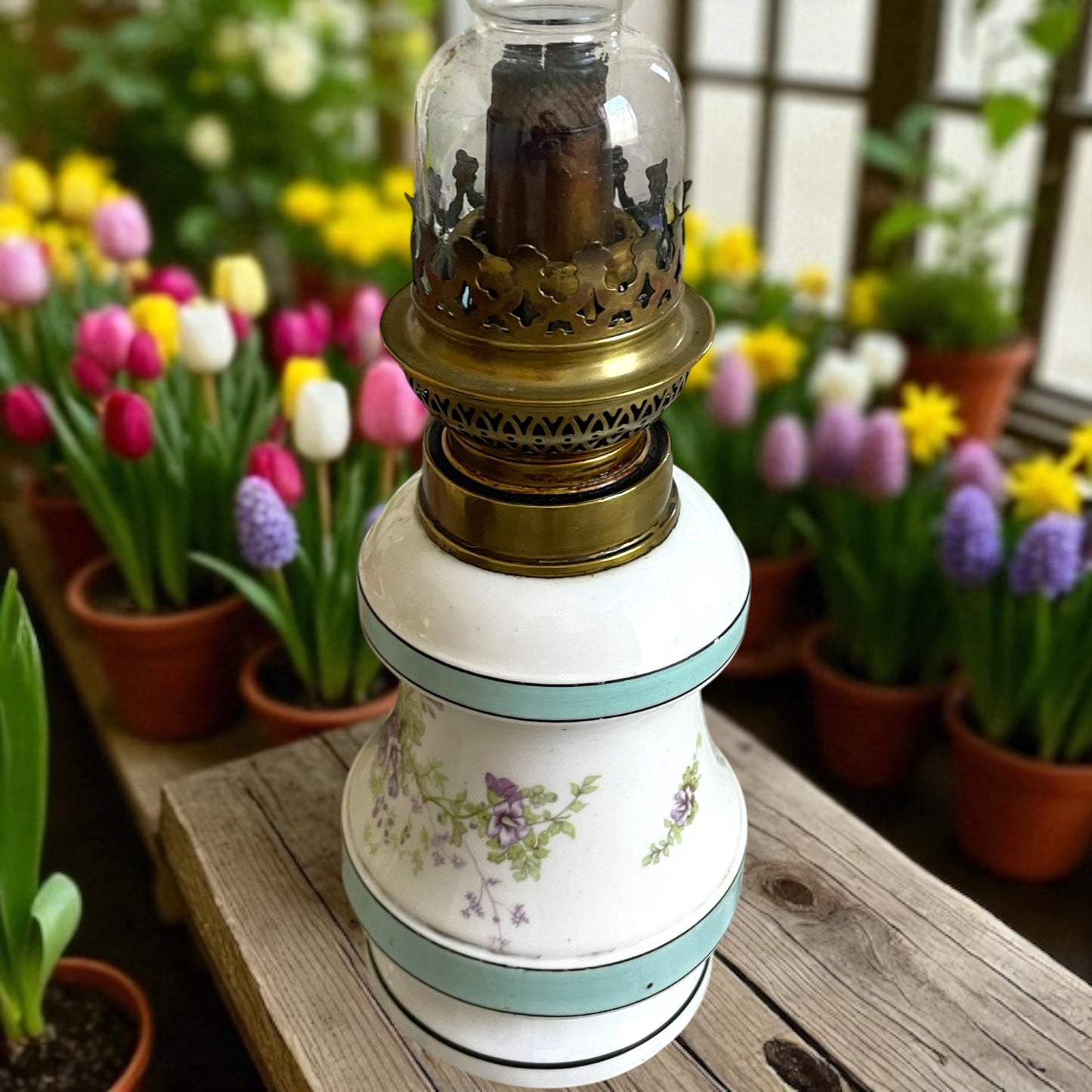 Antica lampada a petrolio con base in ceramica decorata a fiori di lillà