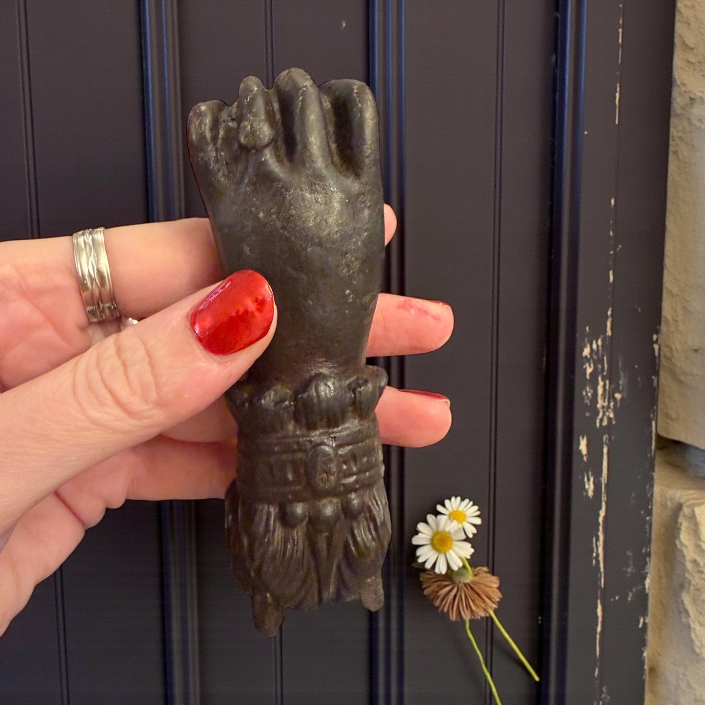 Battente in ghisa antico fine ‘800 primo ‘900 a guisa di mano femminile