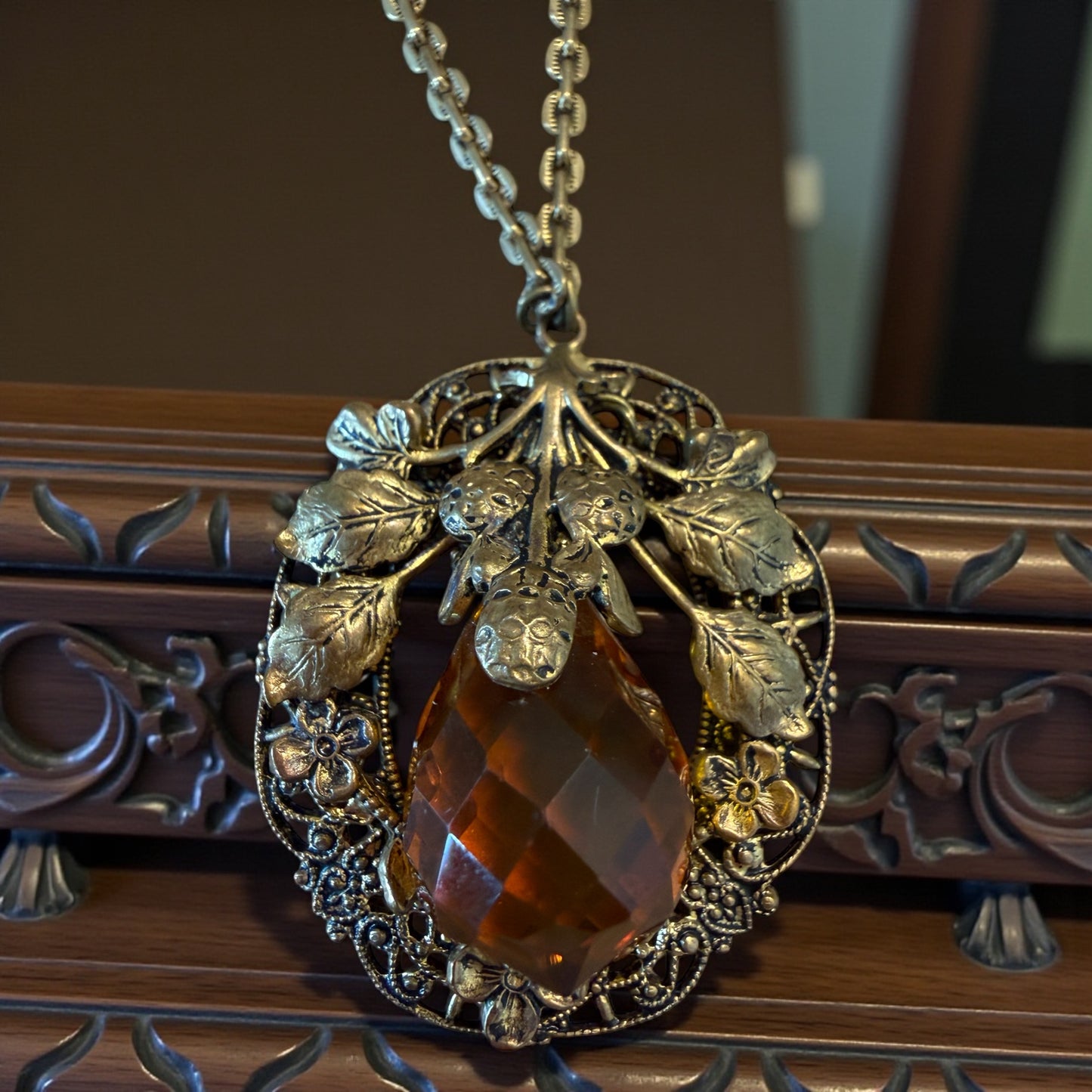 Girocollo liberty d’epoca con chiusura a levetta e splendido pendente fitomorfo con grande vetro sfaccettato color ambra