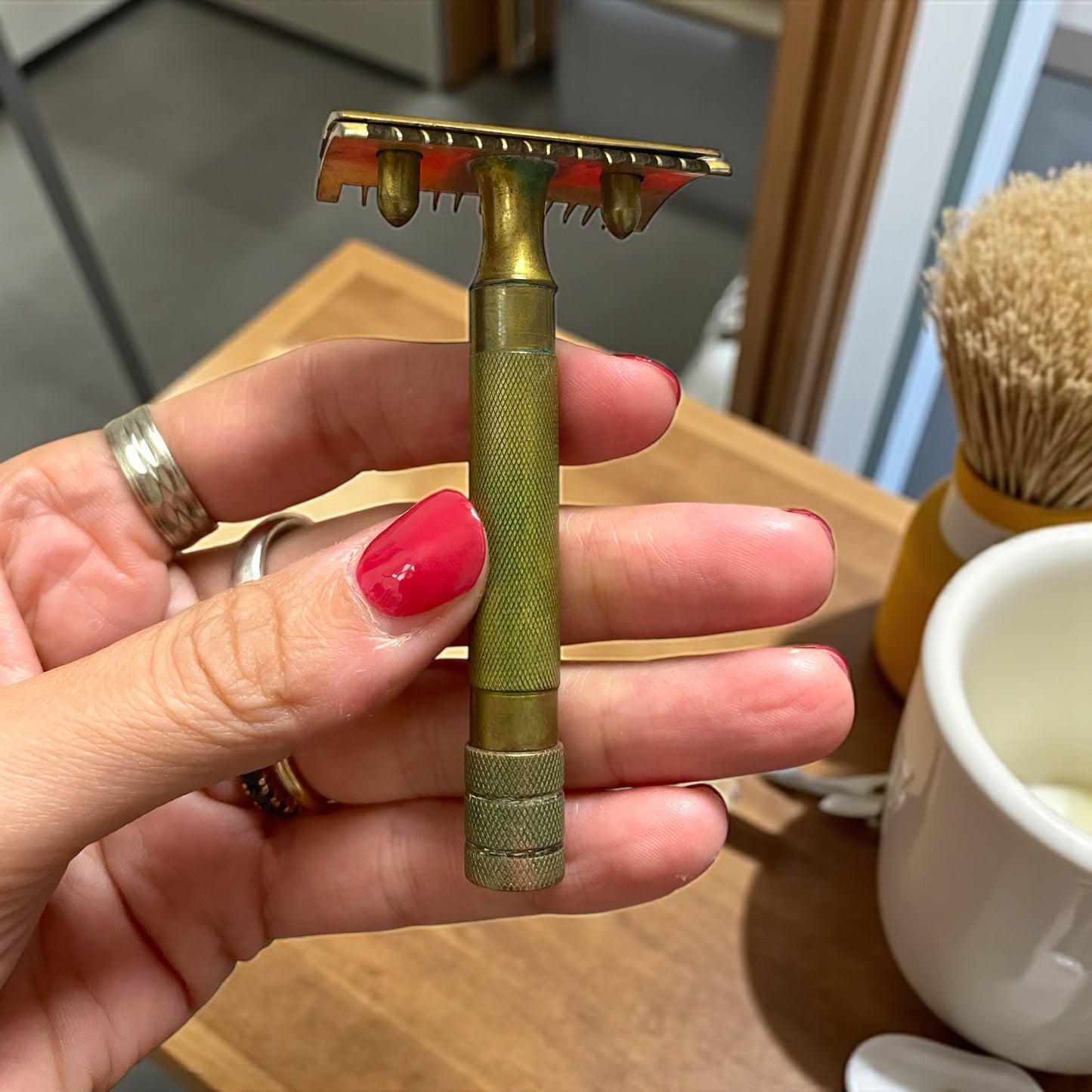 Set rasoio in ottone, porta lamette & lamette in custodia pelle anni ‘20 ca