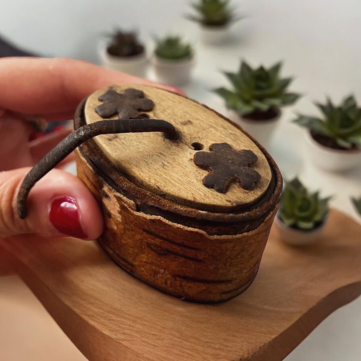 Snuffbox in wood and leather