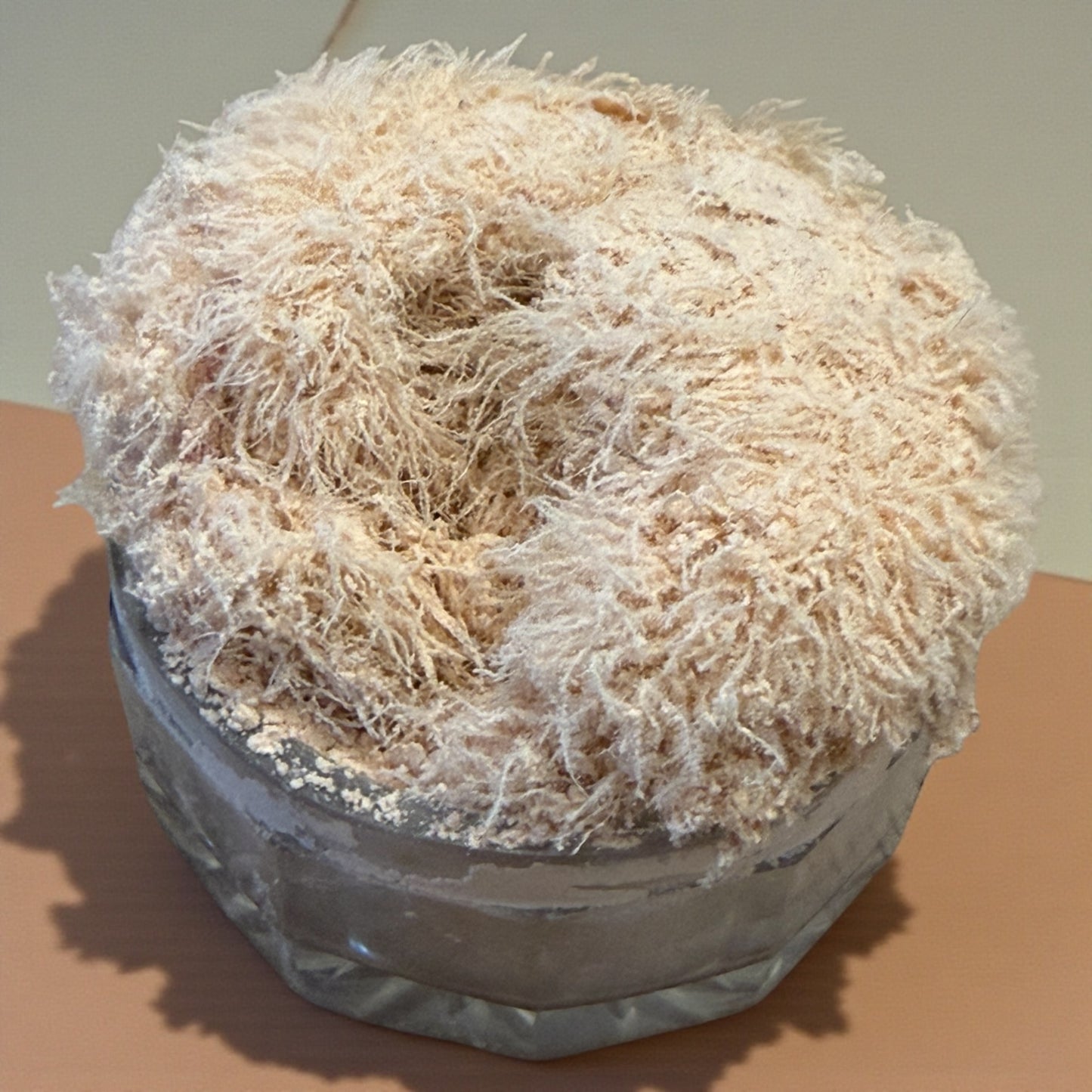 Antico portacipria in cristallo molato e argento pieno francese, completo di cipria e piumino