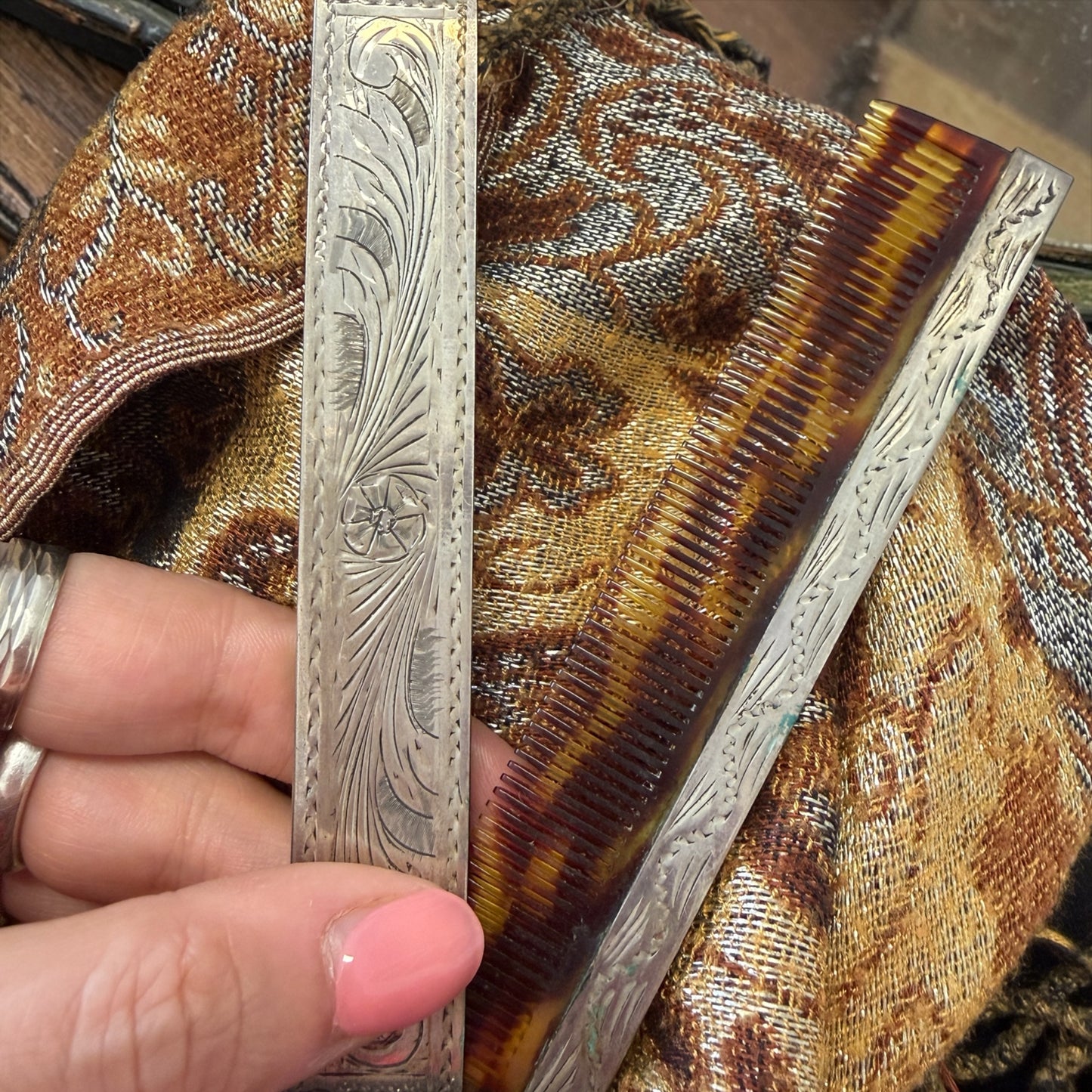 Pettine d’argento in custodia incisa a bulino, liberty anni ‘20-‘30