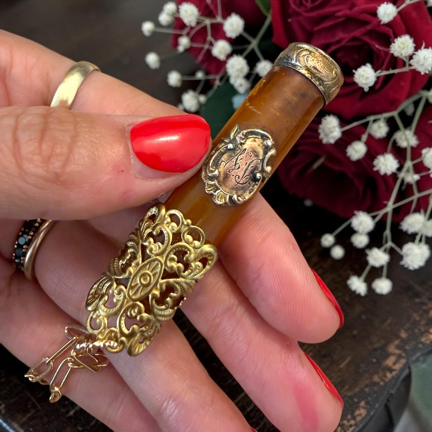 Antico bocchino da sigaretta con decorazioni e monogramma più catenella successiva