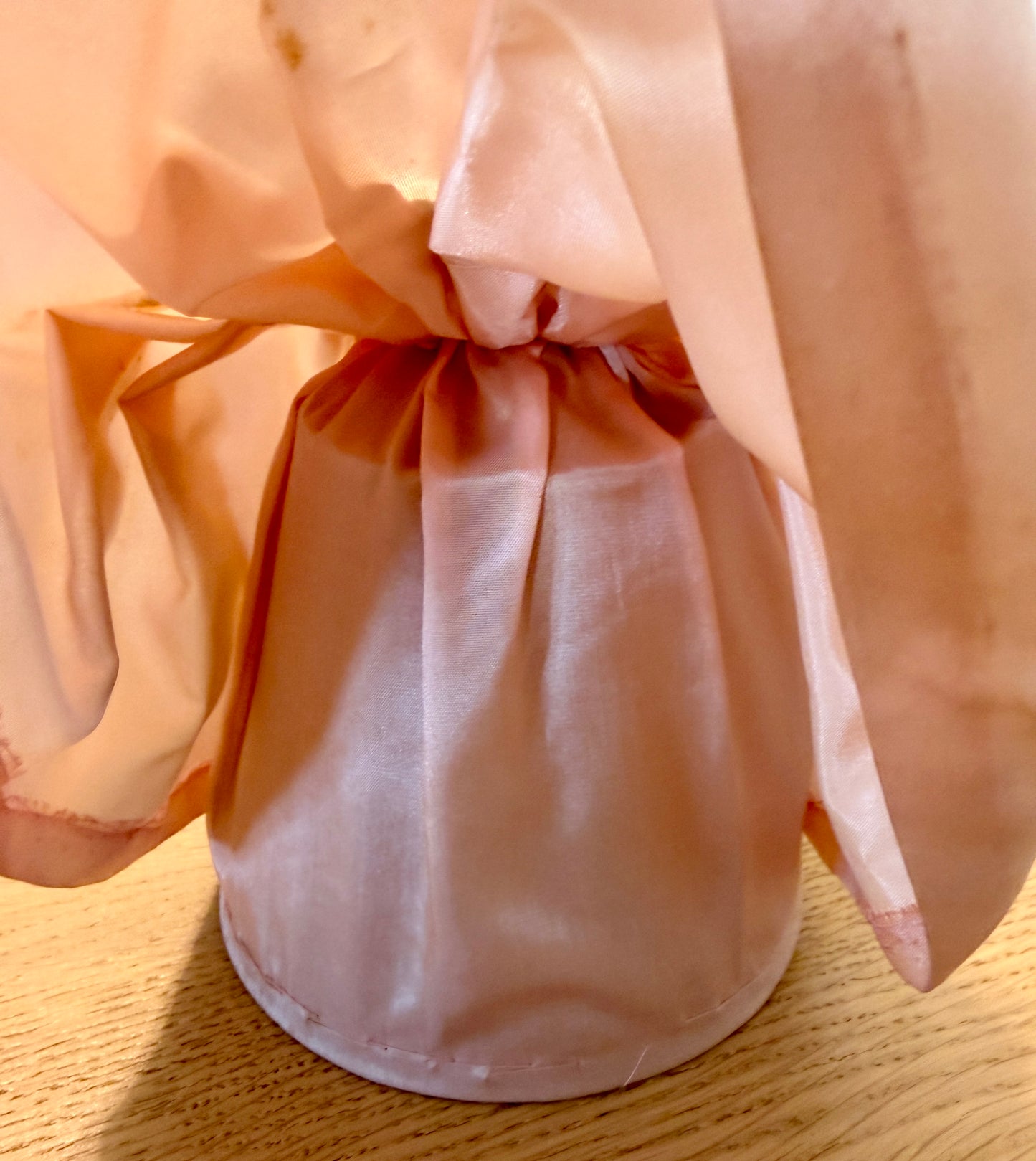 Antica half doll con abito rosa cipria e fiori tessuti a mano, anni ‘30