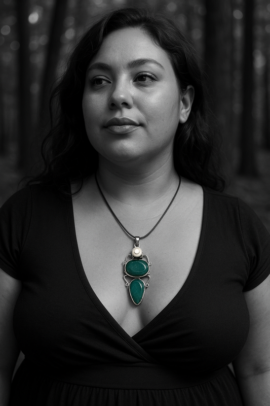 Grande pendente placcato argento con conchiglie madreperla e due avventurine