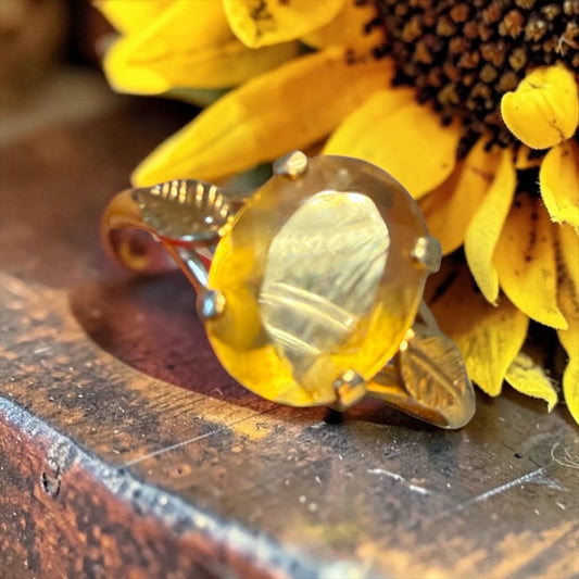 Anello vintage placcato oro con decorazione a foglie in stile Liberty e pietra giallo chiaro