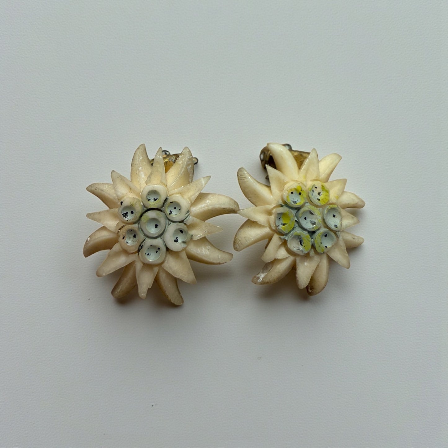 Parure spilla e orecchini clip in galalith stella alpina, 50s