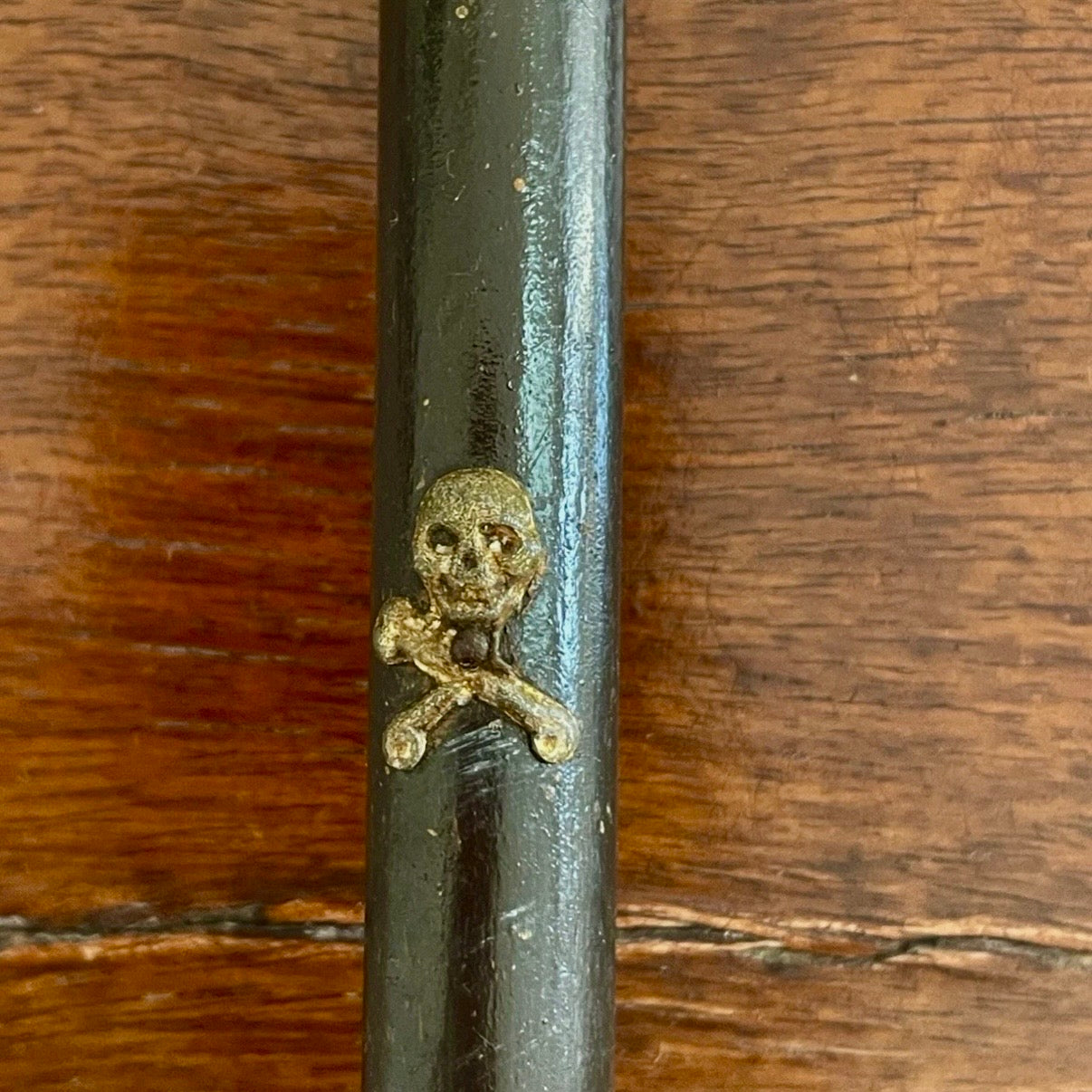 Croce da cappella in legno ebanizzato con Cristo e teschio e tibie