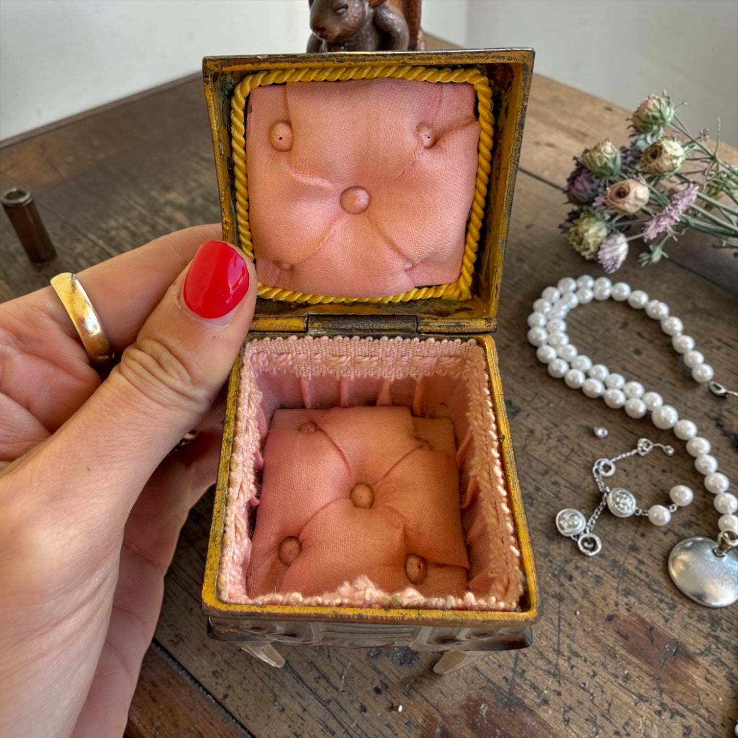 Scrigno art déco porta gioie con scoiattolo ed interno capitonné