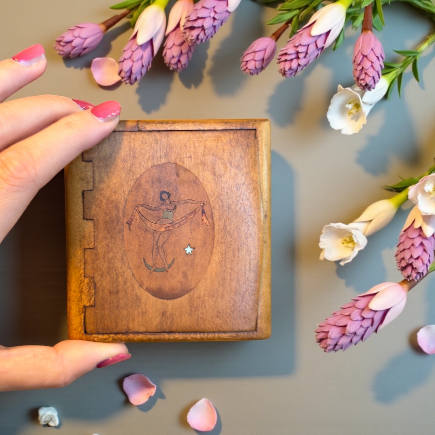 Antico ed elegante portasigarette inciso con inserti in essenze e madreperla, anni 30