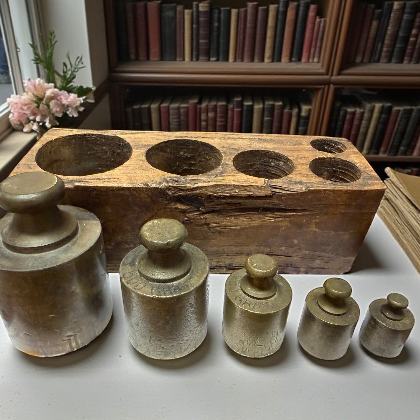 Antica pesiera in legno da bottega completa di pesi in ottone, fine ‘800 - primo ‘900