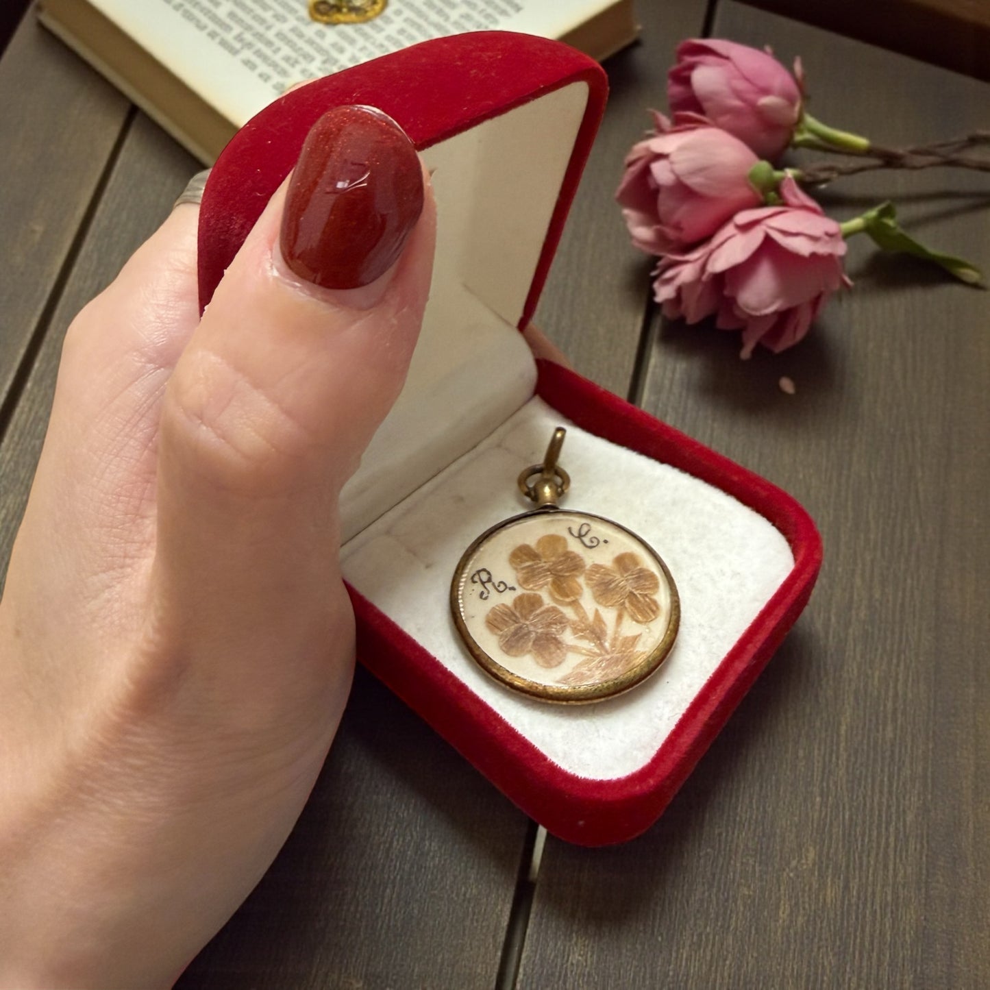 Antico pendente con hairwork vittoriano, ricamo di veri capelli gioiello ad memoriam