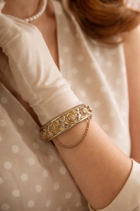 Bracciale rigido con rose e catenella di sicurezza, fine anni ‘50-primi ‘60