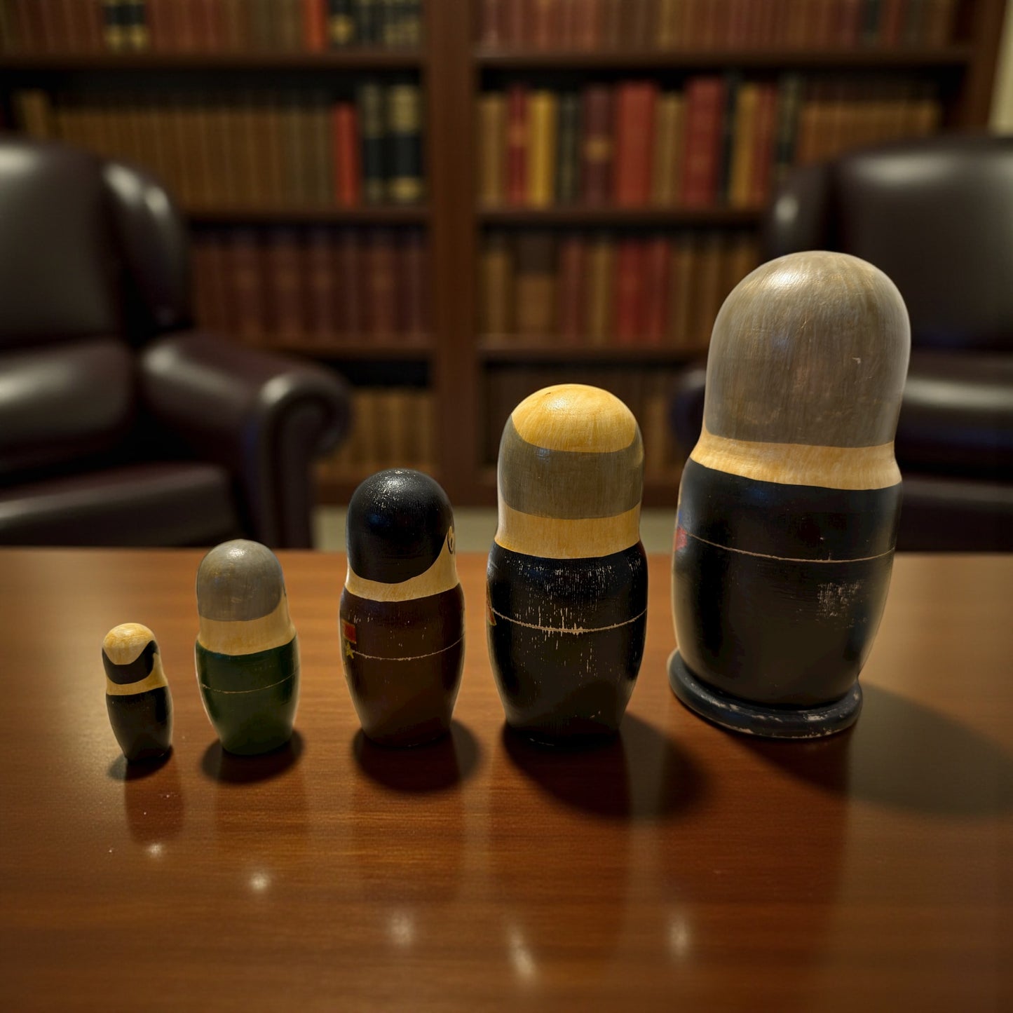 Matriosche con personaggi politici russi, legno, anni ‘90 satira politica