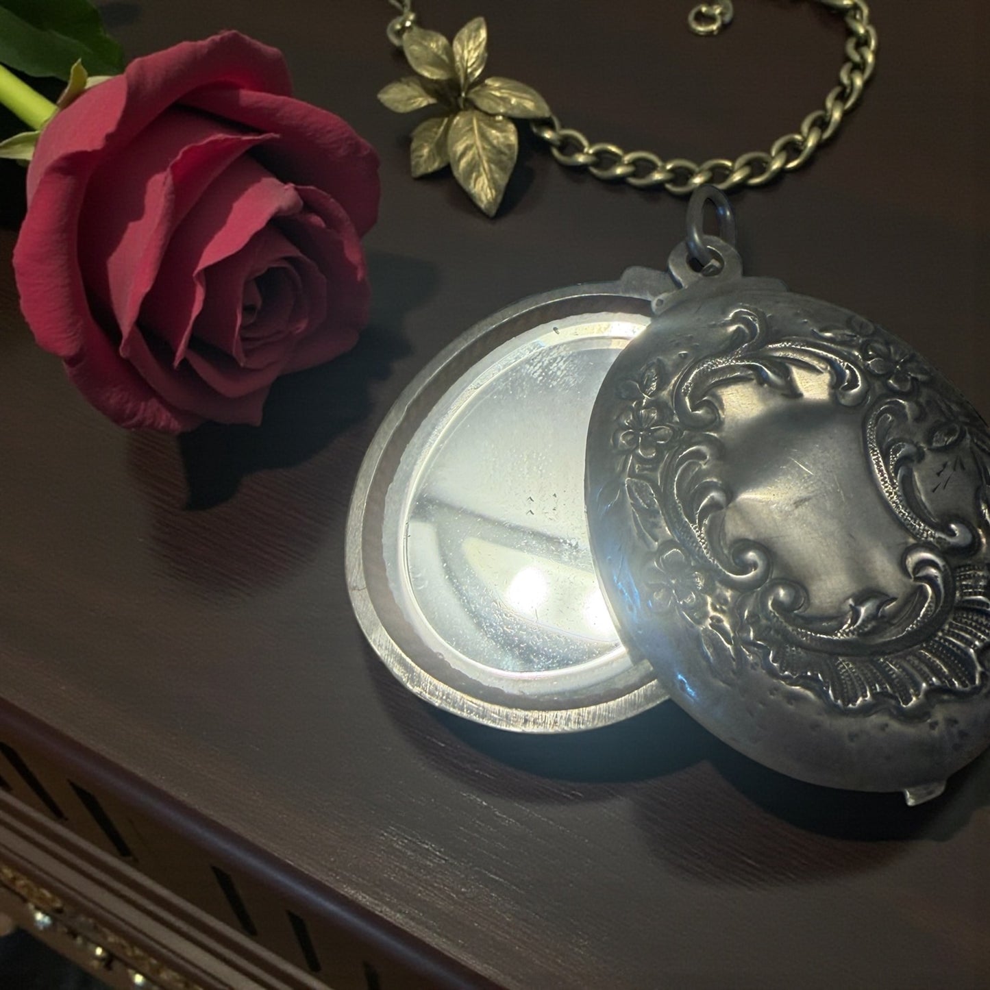 Pendente gioiello in argento bifacciale Liberty, apertura a scorrimento con specchio e scomparto