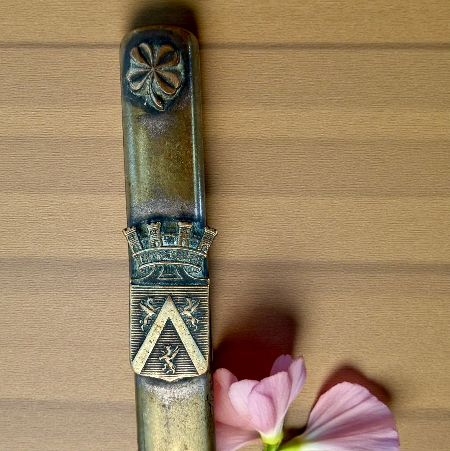 Spettacolare gancio allaccia guanti in custodia nobiliare