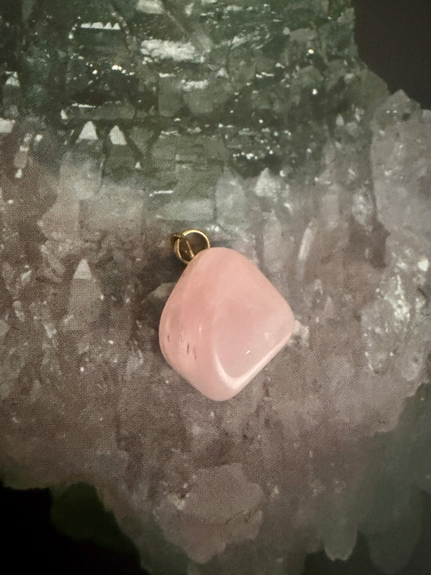 Piccolo pendente in quarzo rosa con anellino in metallo dorato