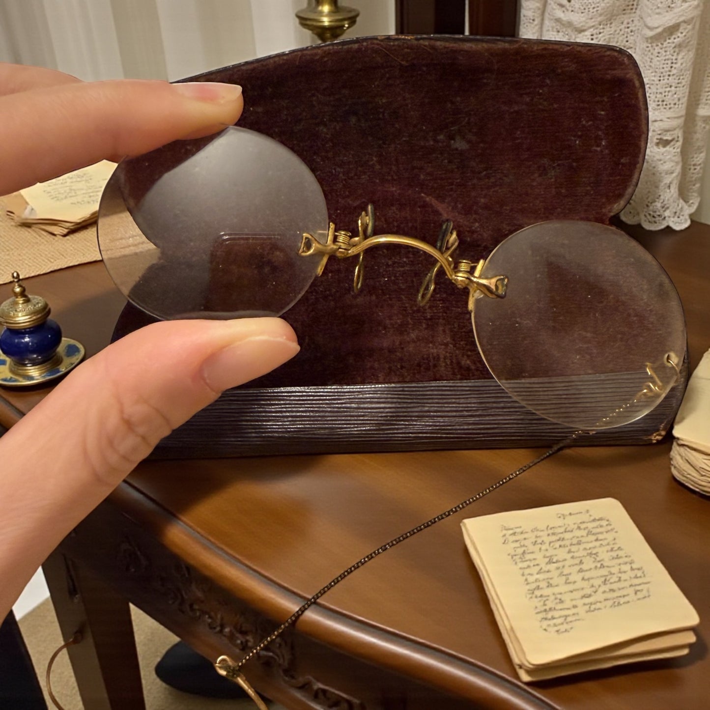 Antichi occhiali pince nez laminati in oro con custodia, 1890-1900 ca