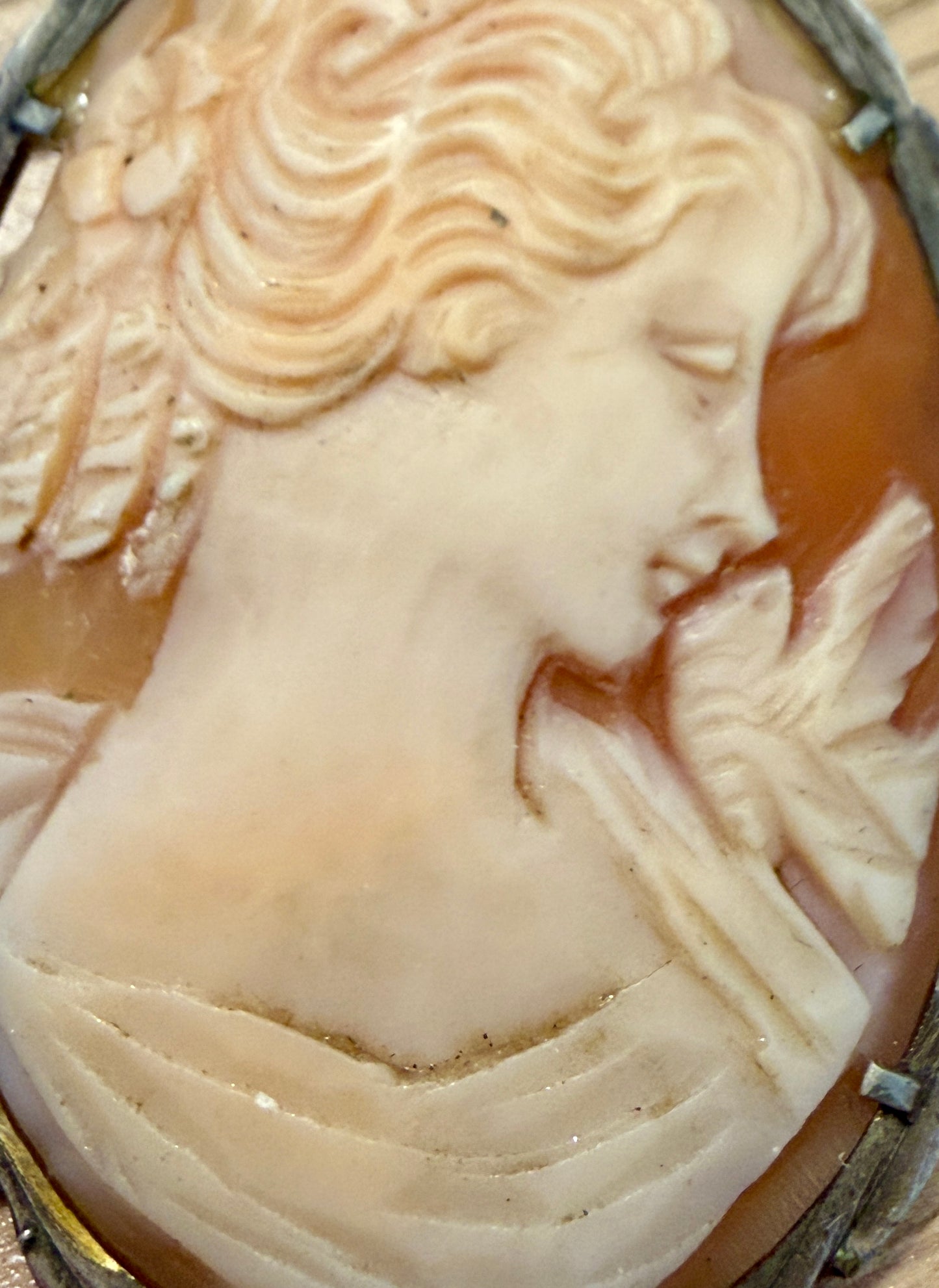 Cammeo su conchiglia finissima montato in argento 800 e marcasiti, doppio uso, prima metà ‘900