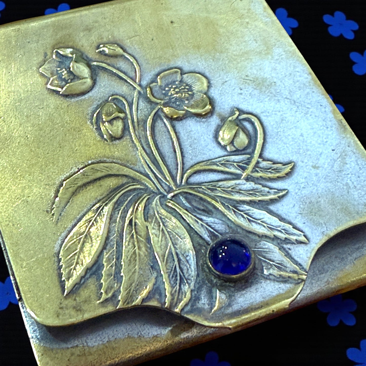 Antico Vesta Case con decoro Art Nouveau e cabochon blu