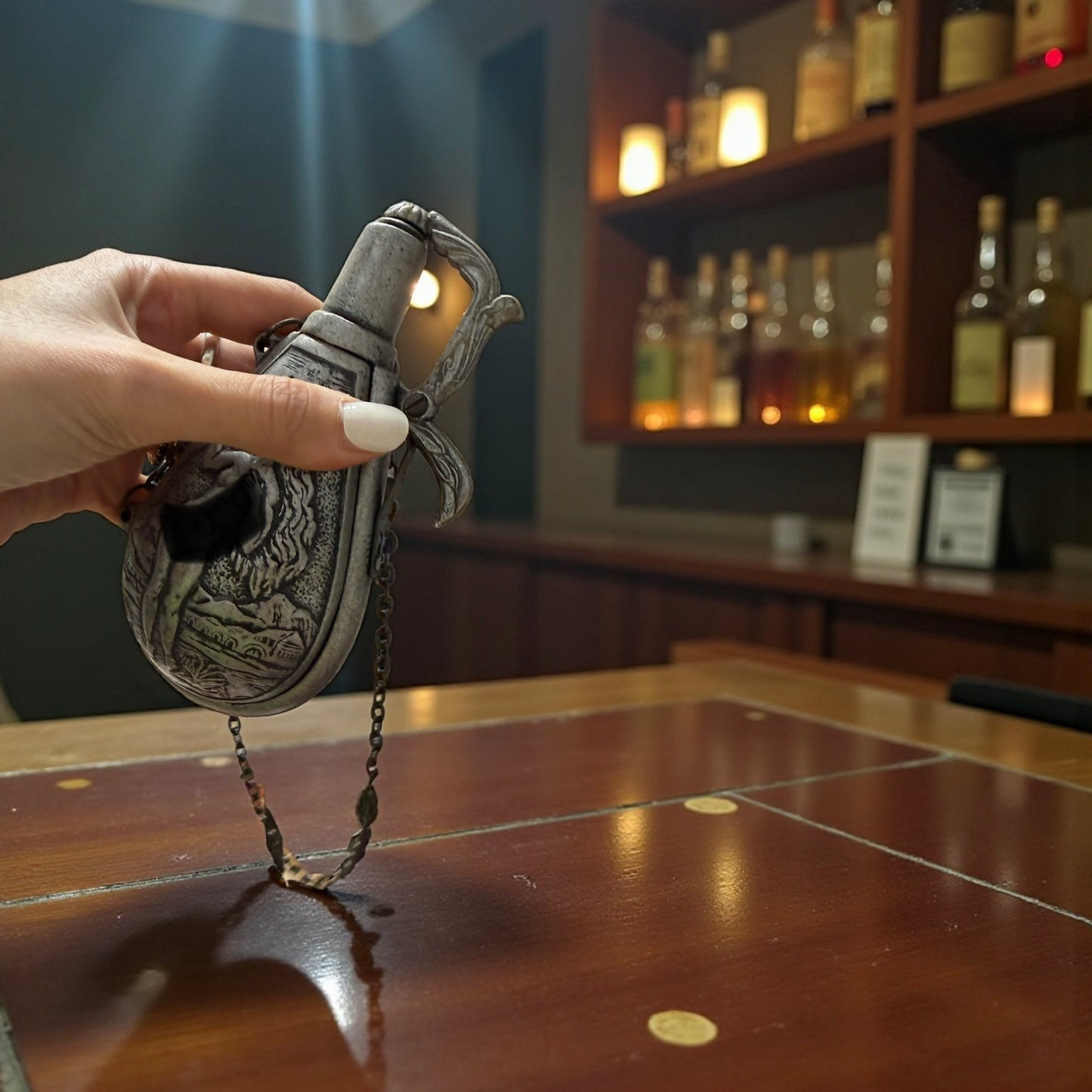 Fiaschetta da polvere da sparo con catenella, zama, anni ‘50