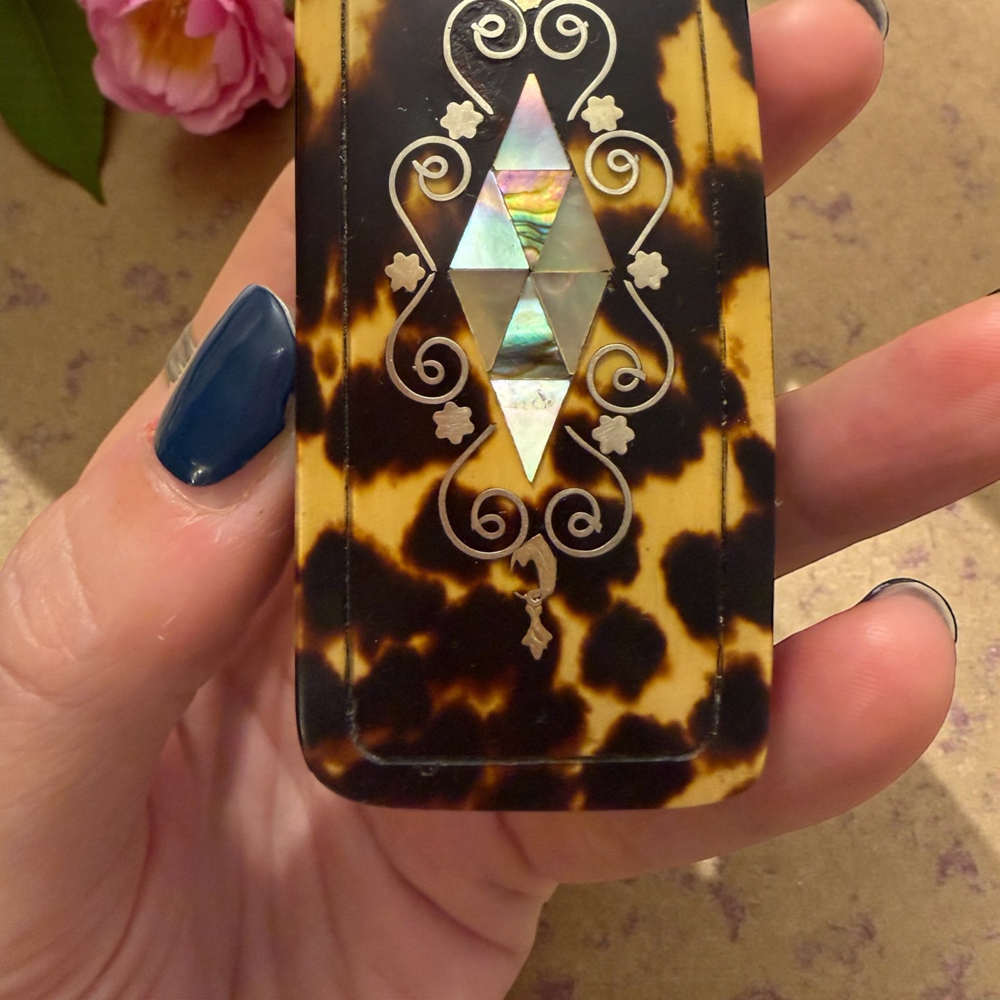 Tabacchiera antica da tasca in corno e finta tartaruga con intarsi in madreperla