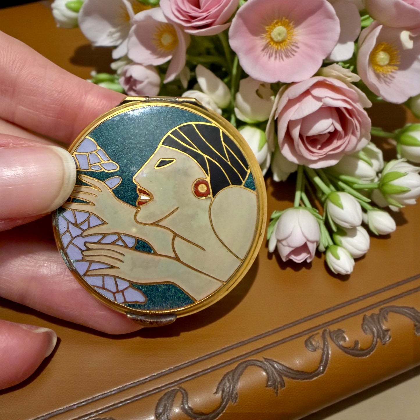 Poudrier anni 30-40 con specchio da borsetta tra Art Déco e Modernismo