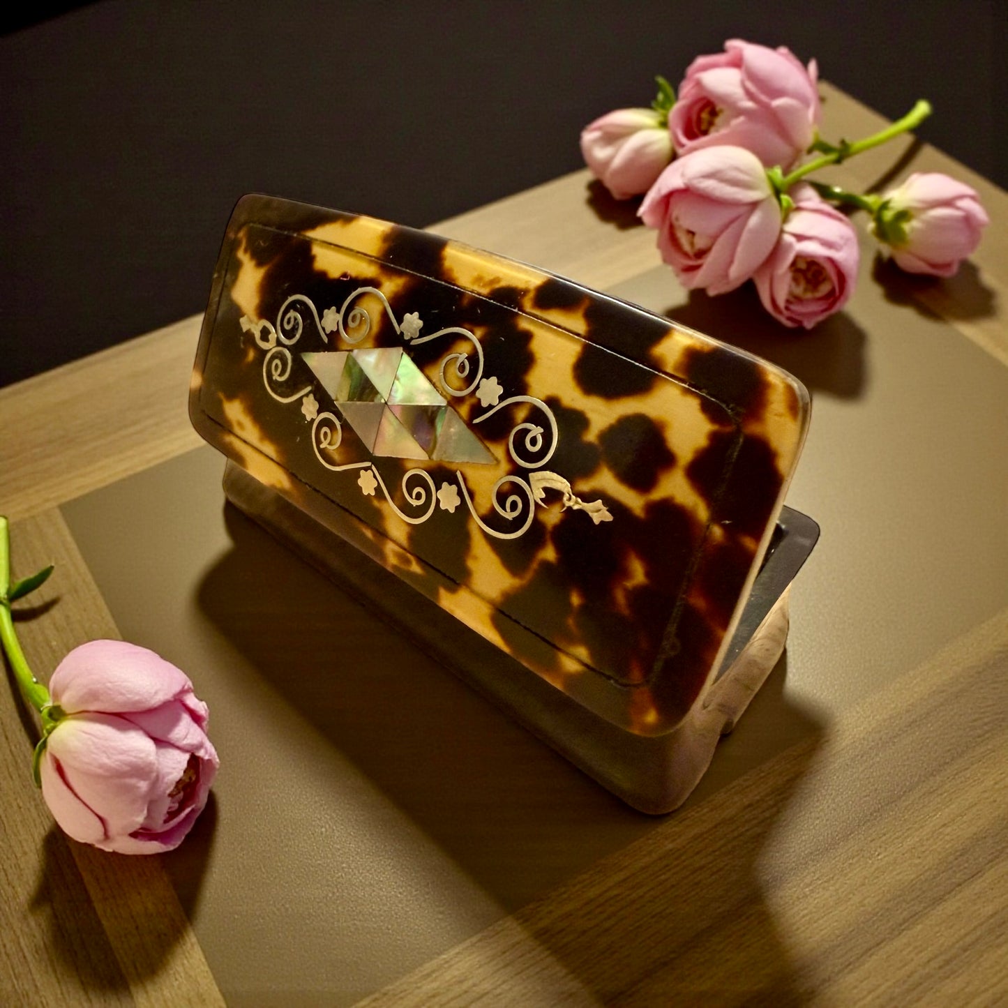 Tabacchiera antica da tasca in corno e finta tartaruga con intarsi in madreperla