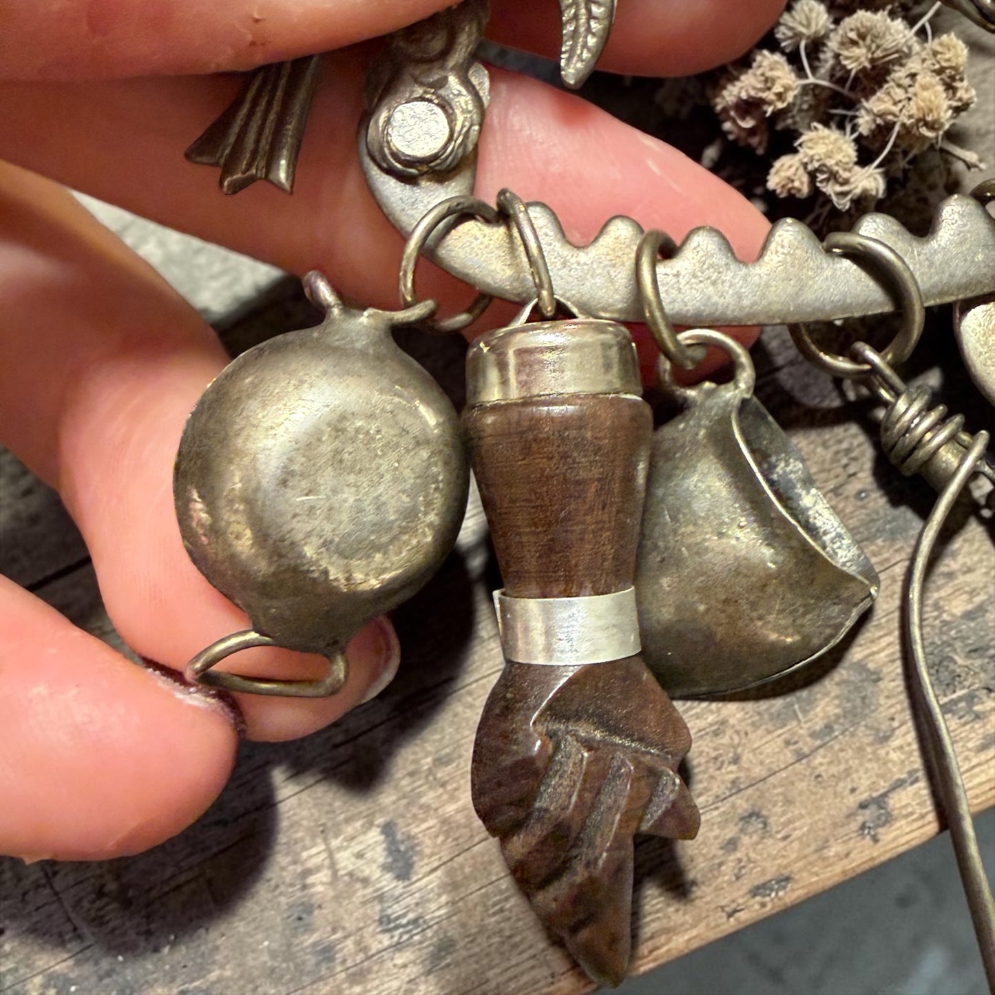 Penca de balangandã con catena, mano figa e birimbau