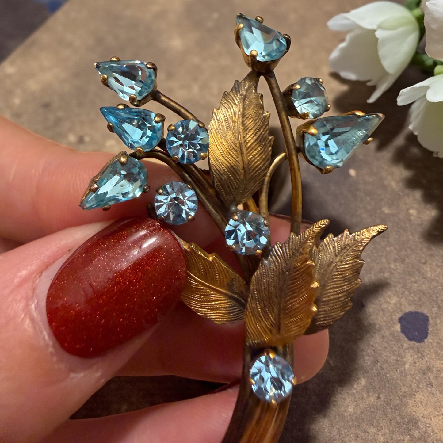 Spilla bouquet floreale anni ‘40 firmata, placcata oro con cristalli azzurri