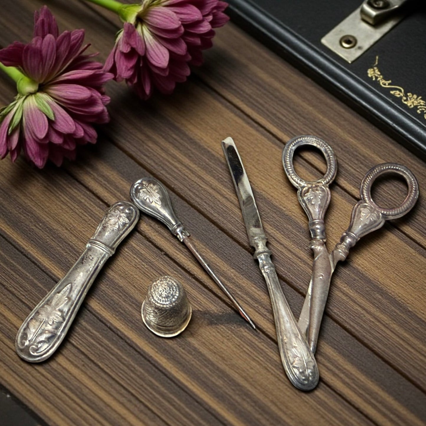 Antico cofanetto completo necessaire set da cucito in argento e ferro, 1890-1910 Italia