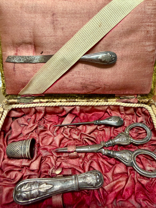 Antico cofanetto completo necessaire set da cucito in argento e ferro, 1890-1910 Italia